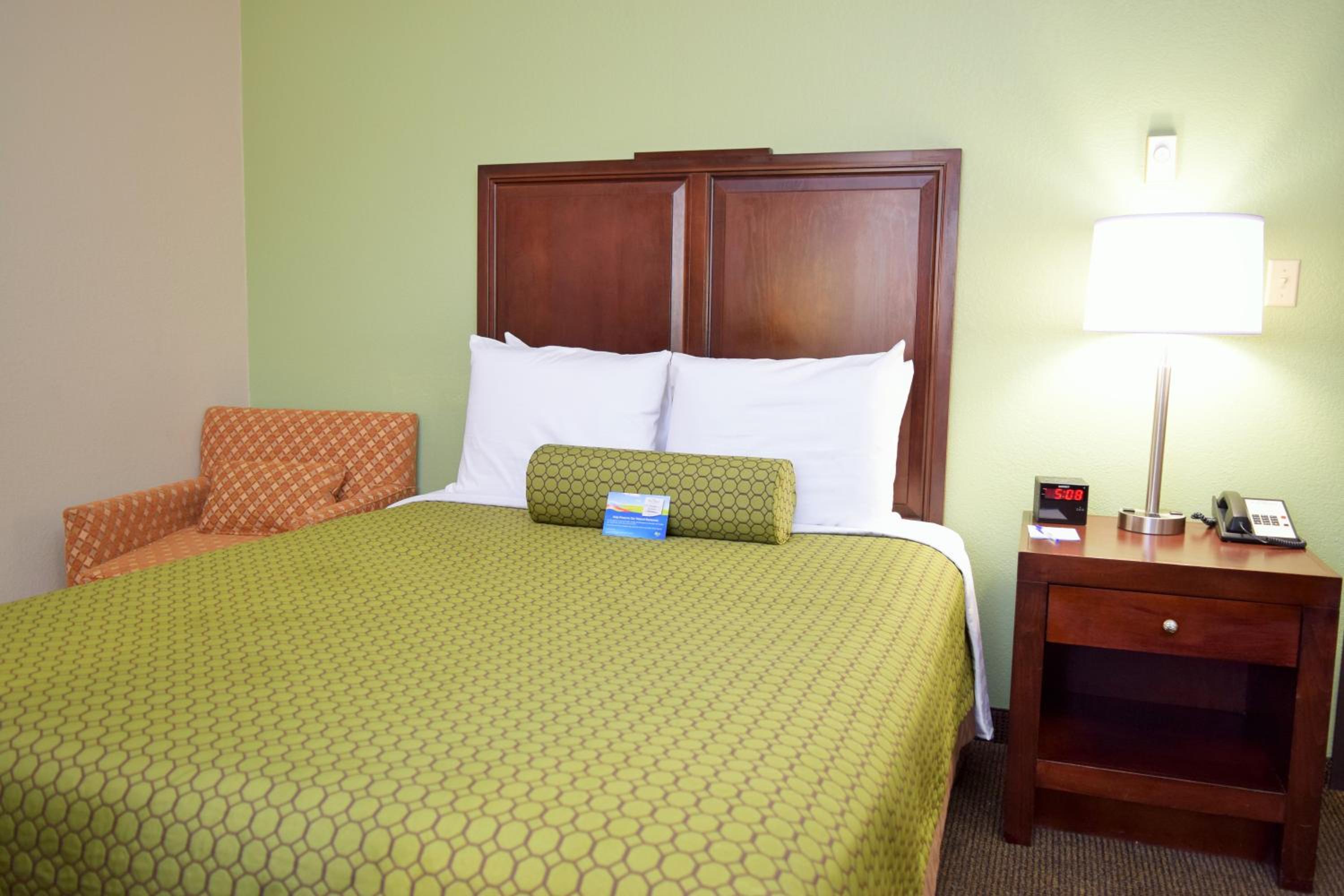 Queen Room - Non-Smoking - Photo 4