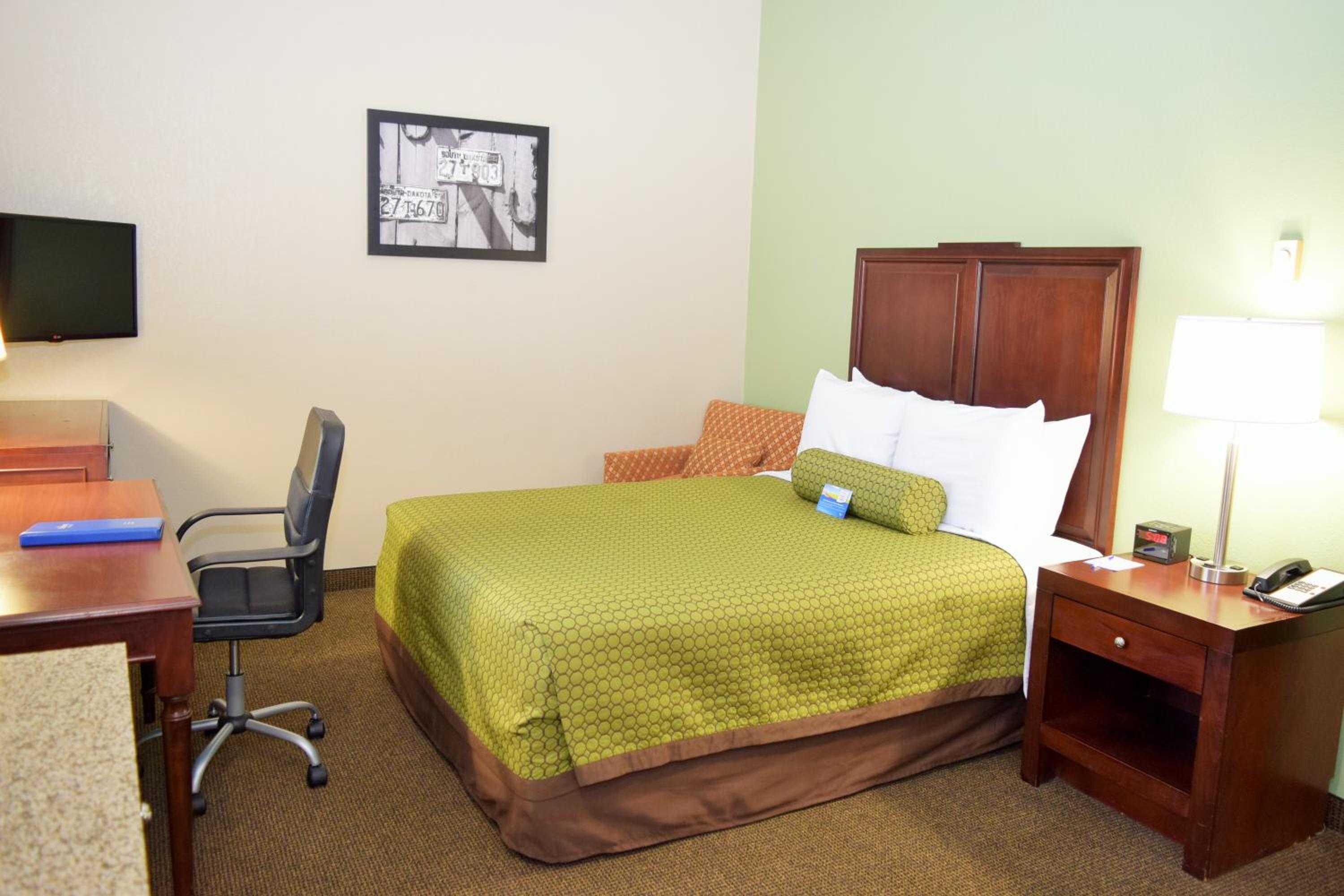 Queen Room - Non-Smoking - Photo 1