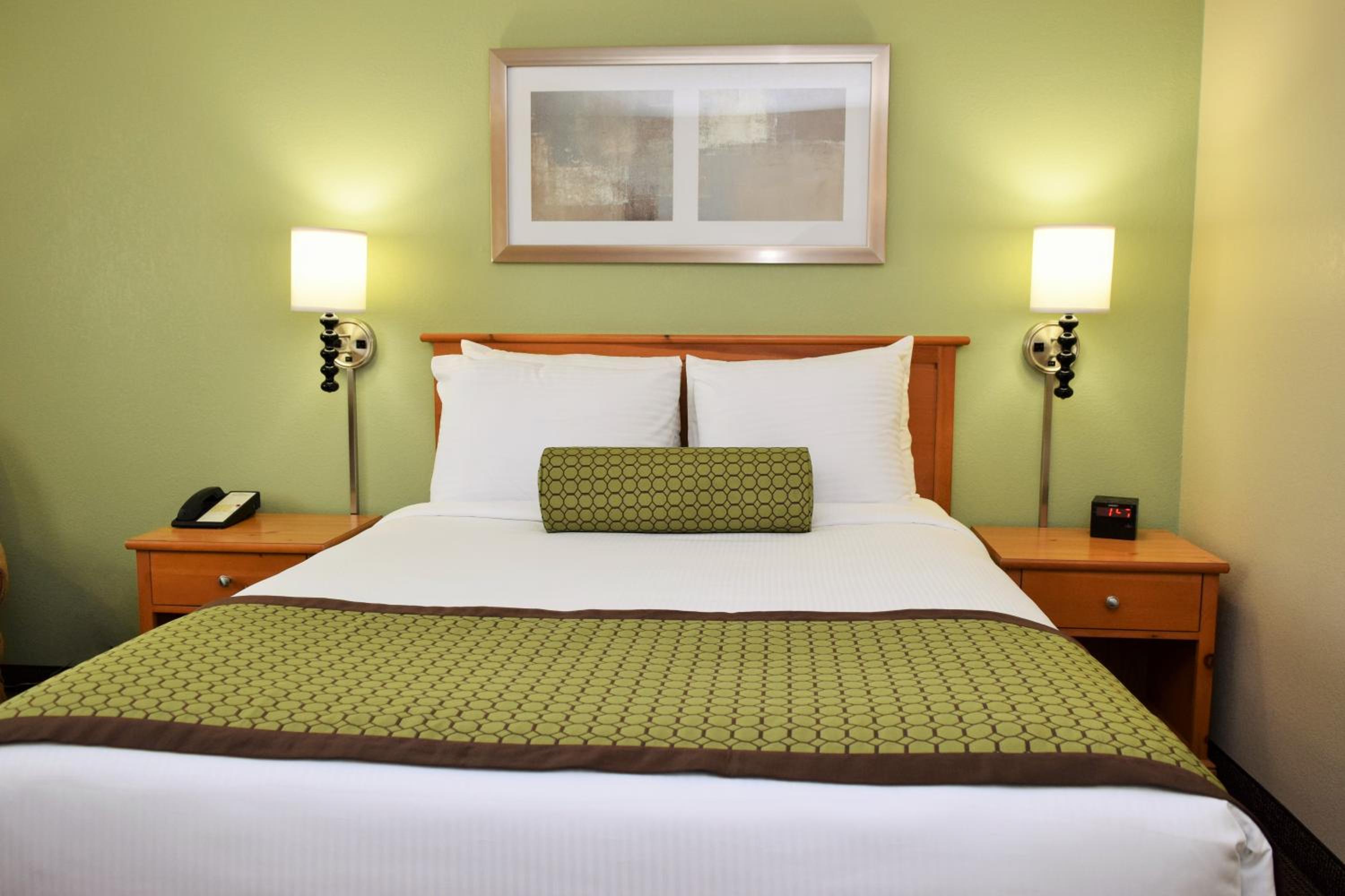 Deluxe Queen Room - Non-Smoking - Photo 2