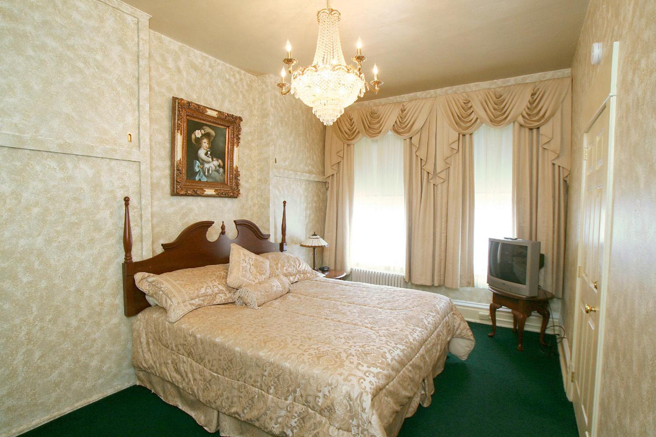 One-Bedroom King Suite with Spa Bath - Non-Smoking