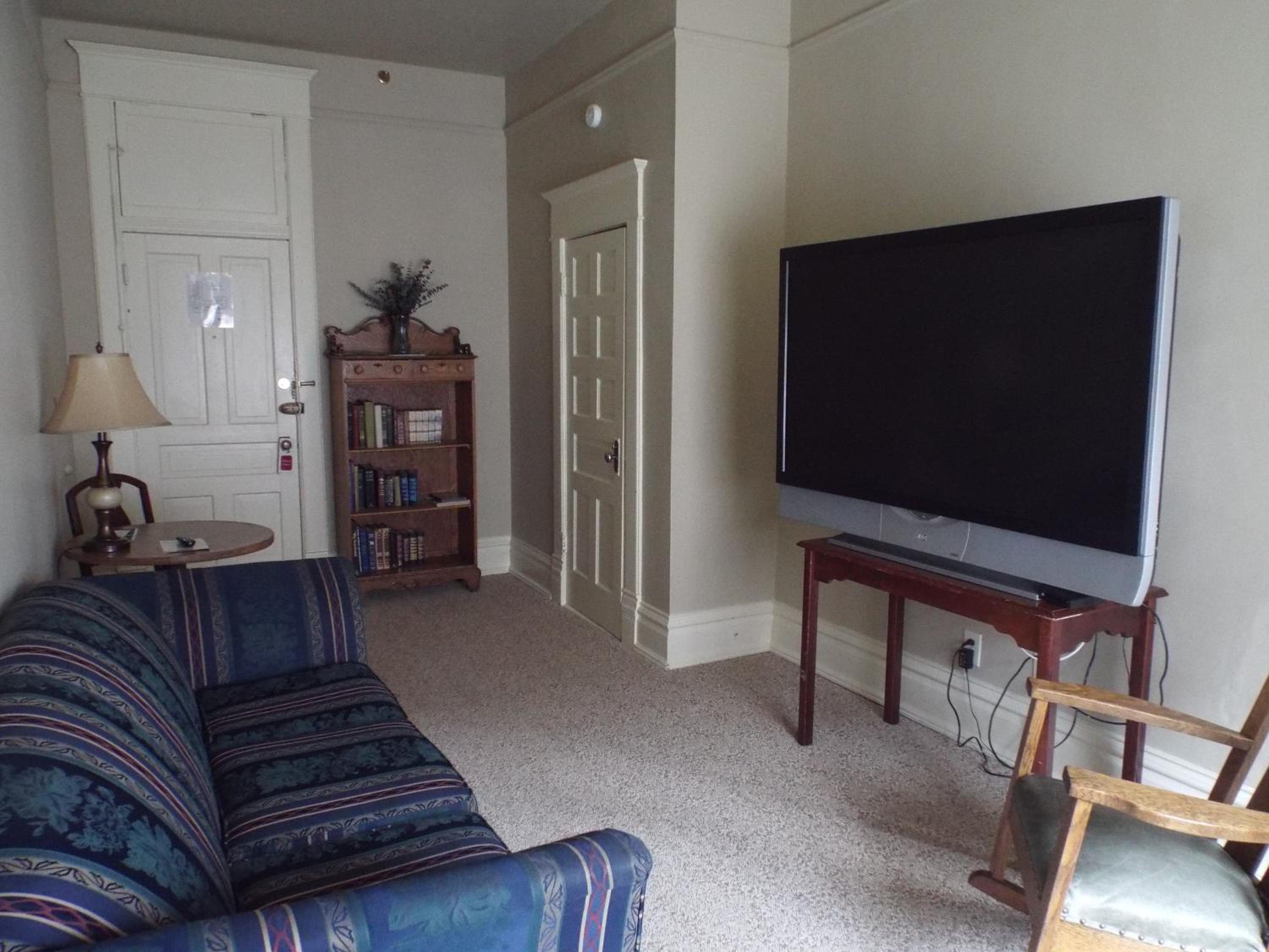 Large Suite - Non-Smoking