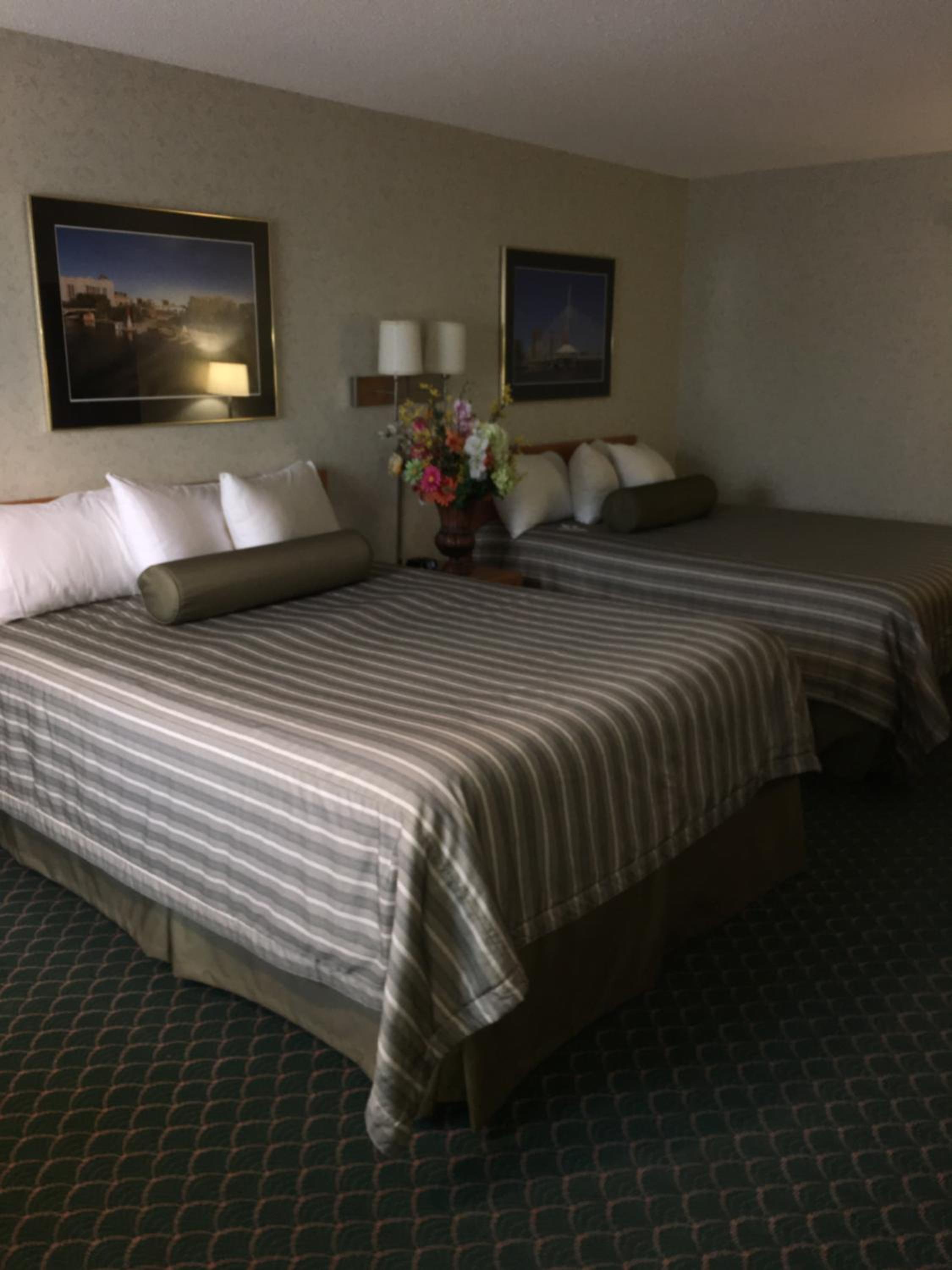 Queen Room with Two Queen Beds - Non-Smoking - Photo 7