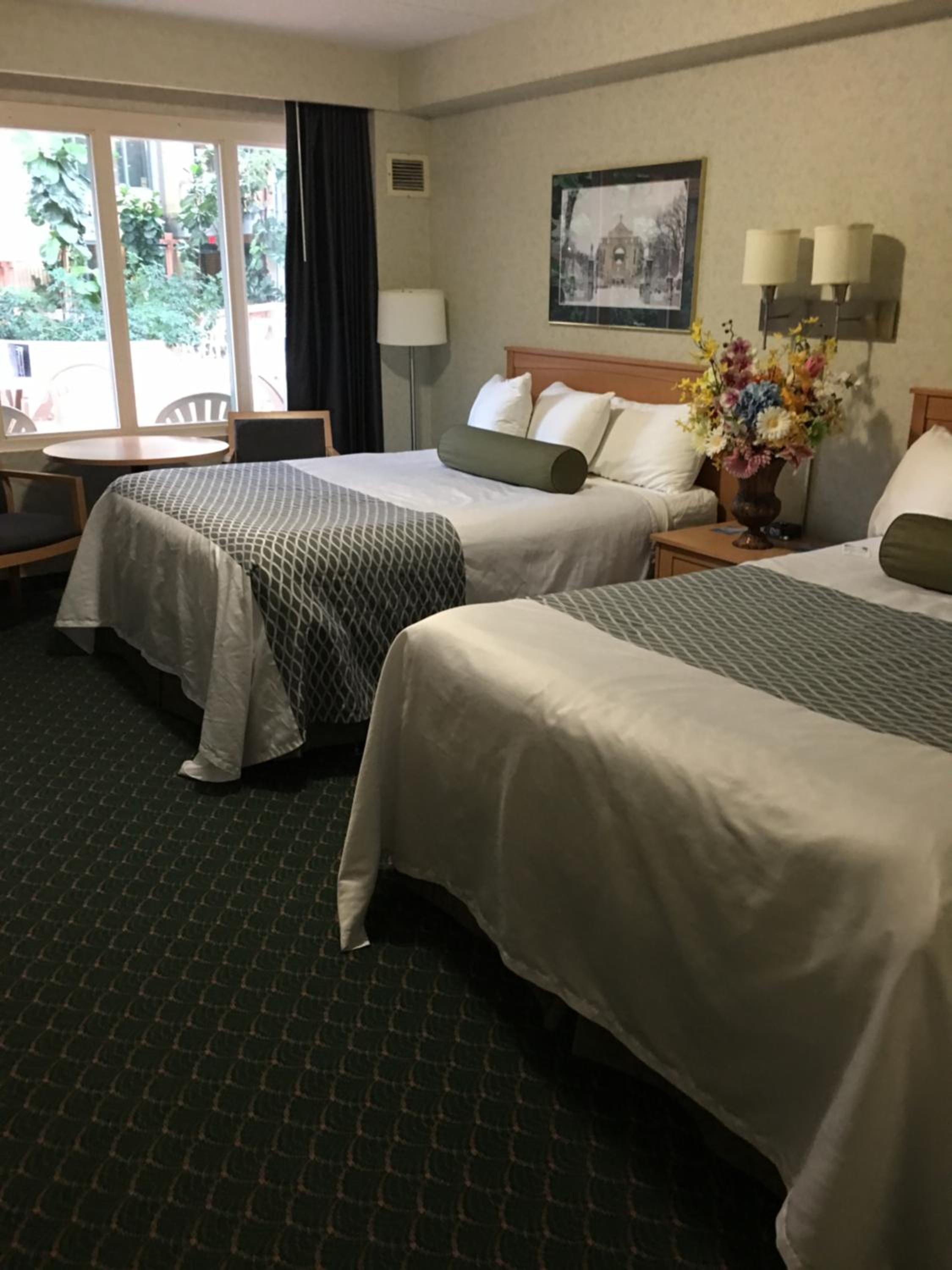 Deluxe Queen Room with Two Queen Beds - Non-Smoking - Photo 4