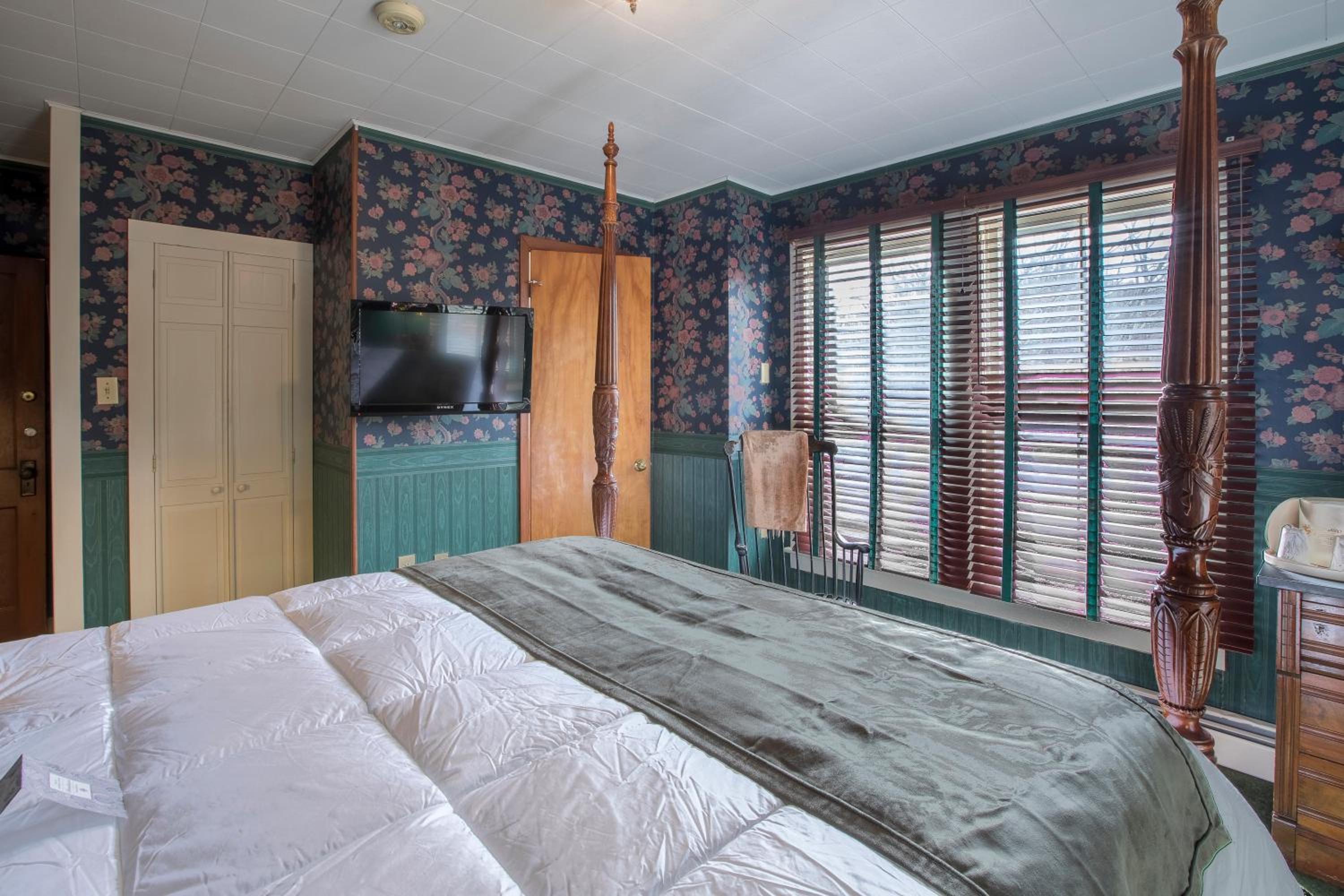 Queen Room photo 1