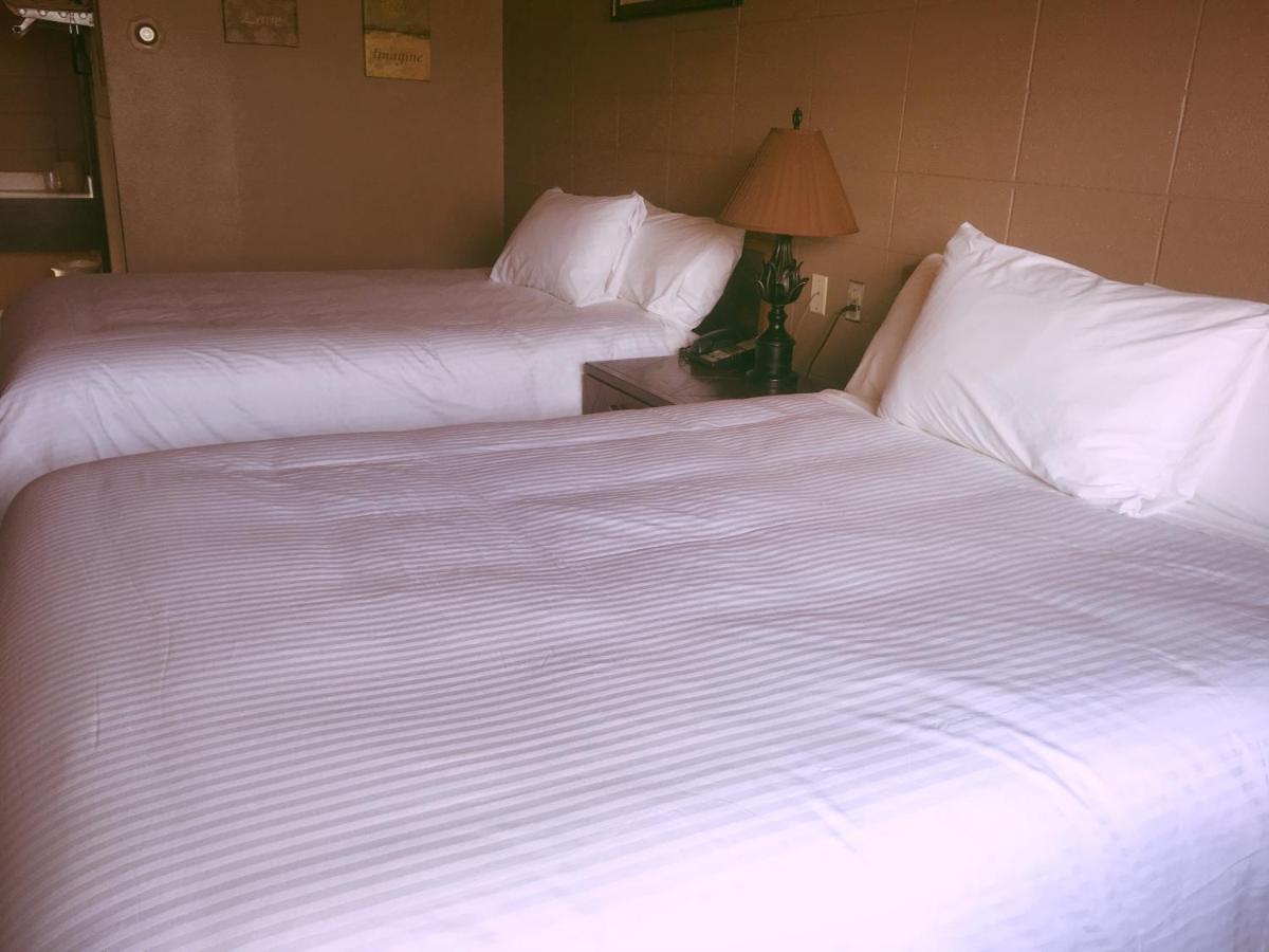 Queen Room with Two Queen Beds photo 2