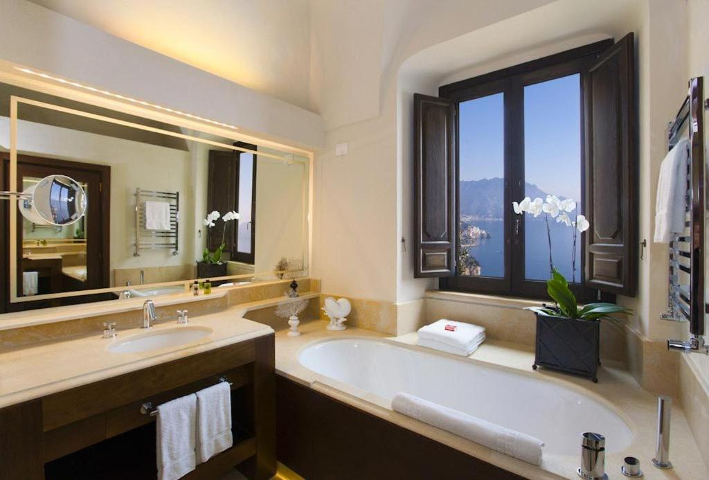 Deluxe Suite with Sea View - Photo 8