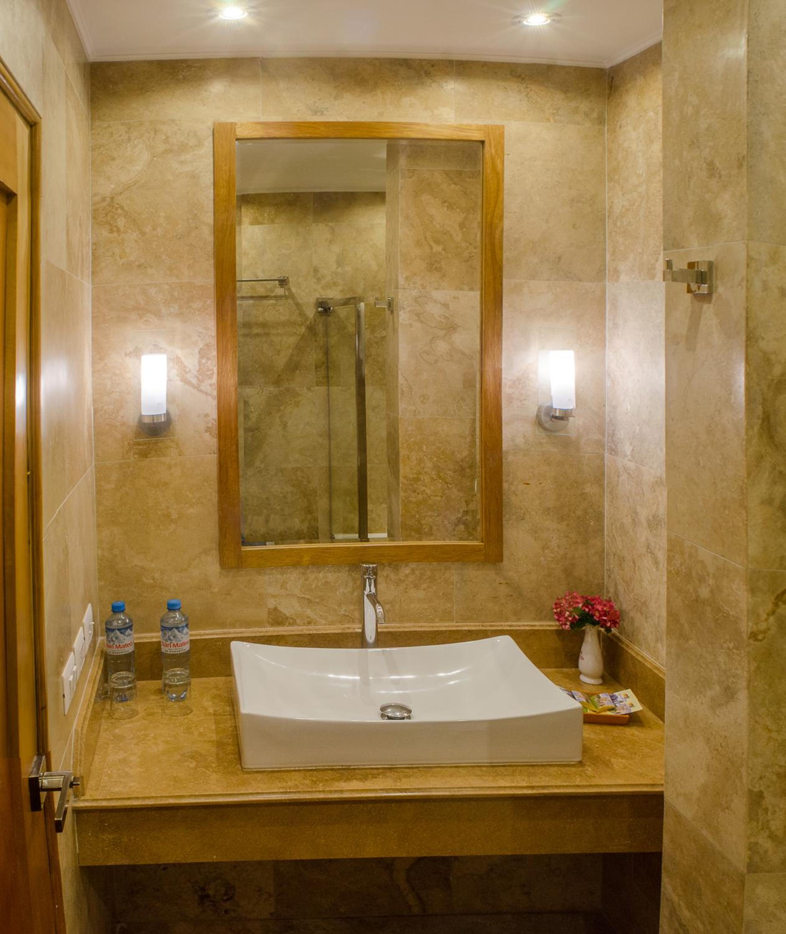Deluxe Queen Room with Two Queen Beds photo 2