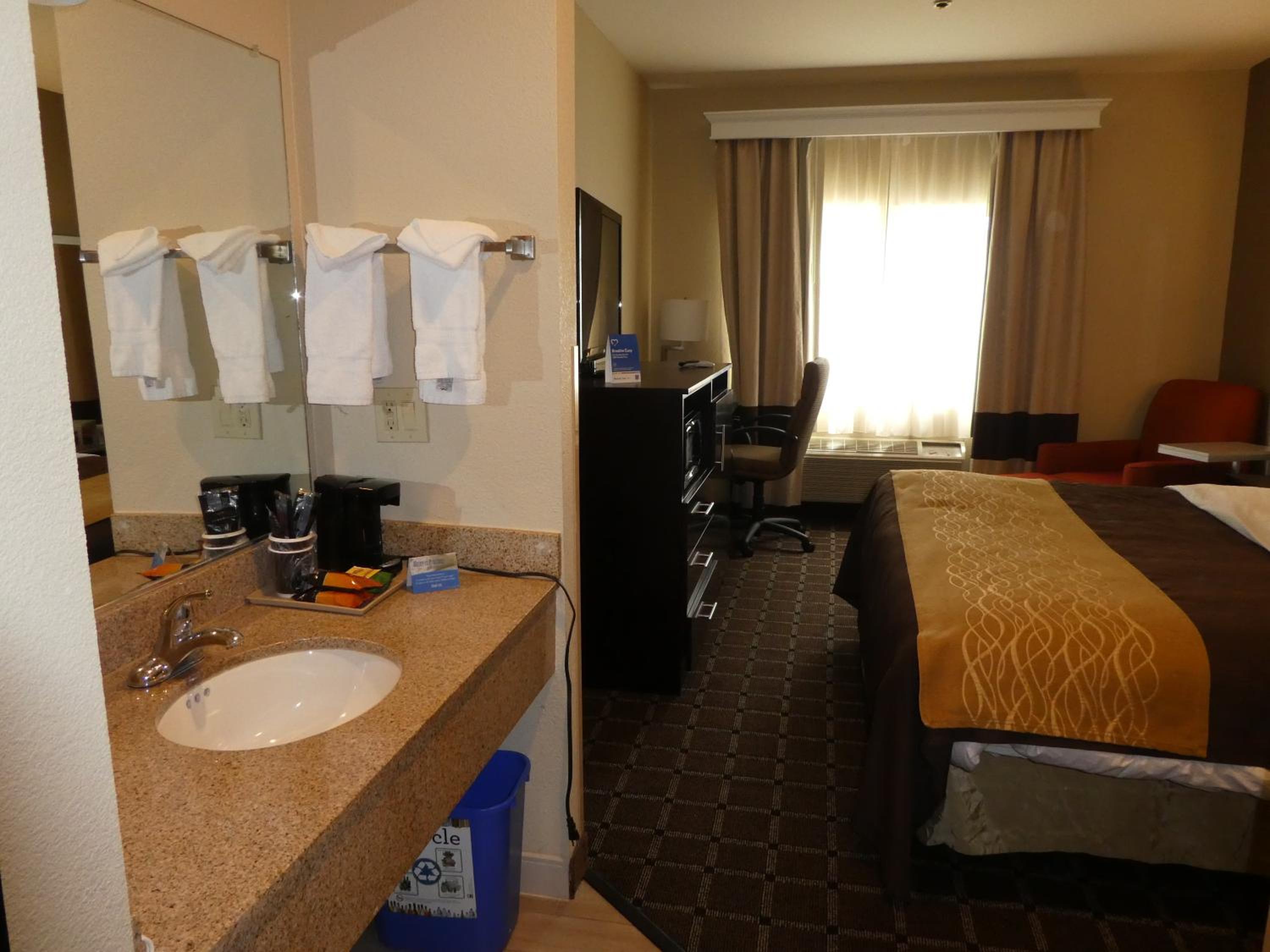King Room - Non-Smoking - Photo 2