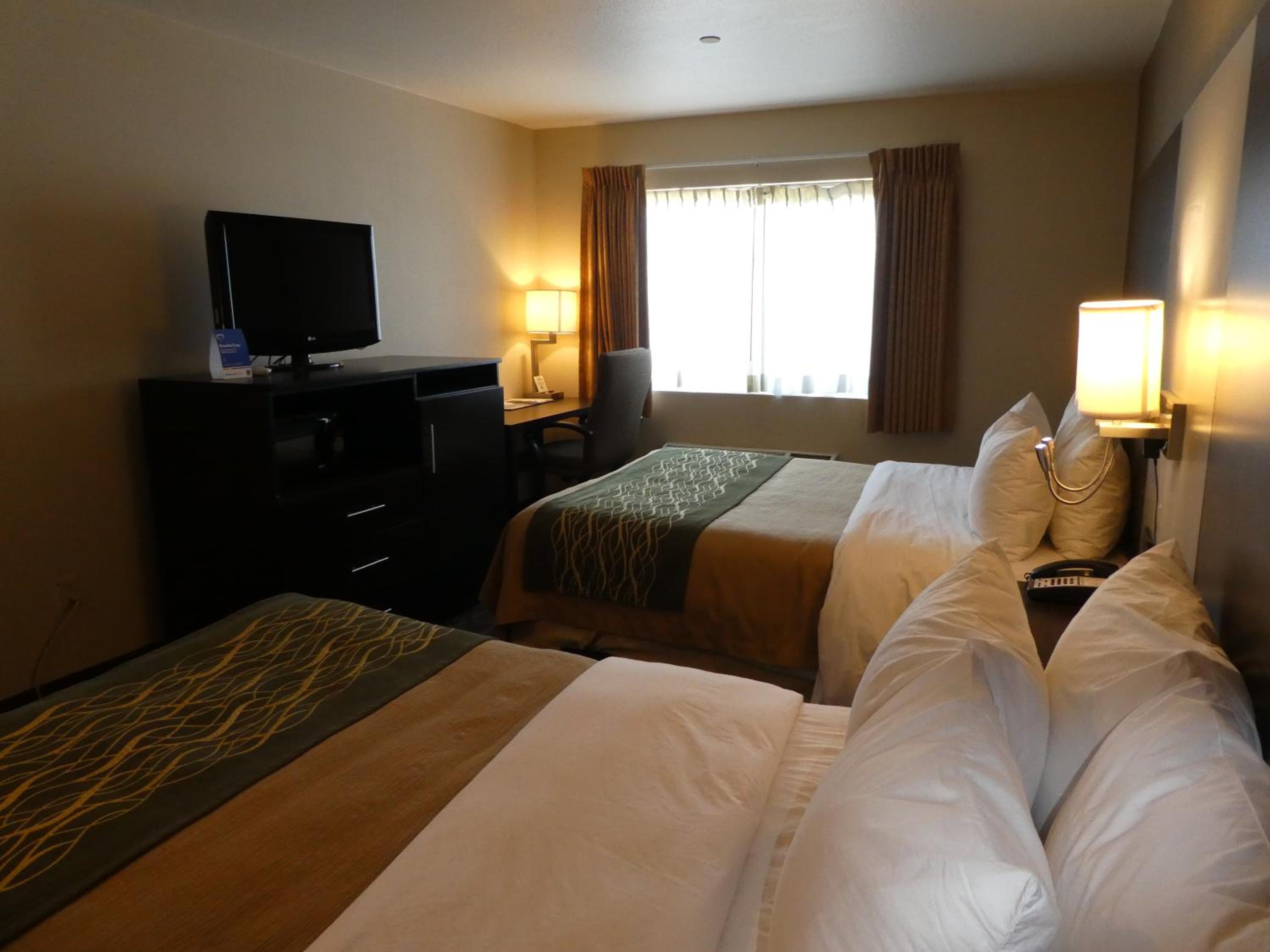 Queen Room with Two Queen Beds - Non-Smoking - Photo 3