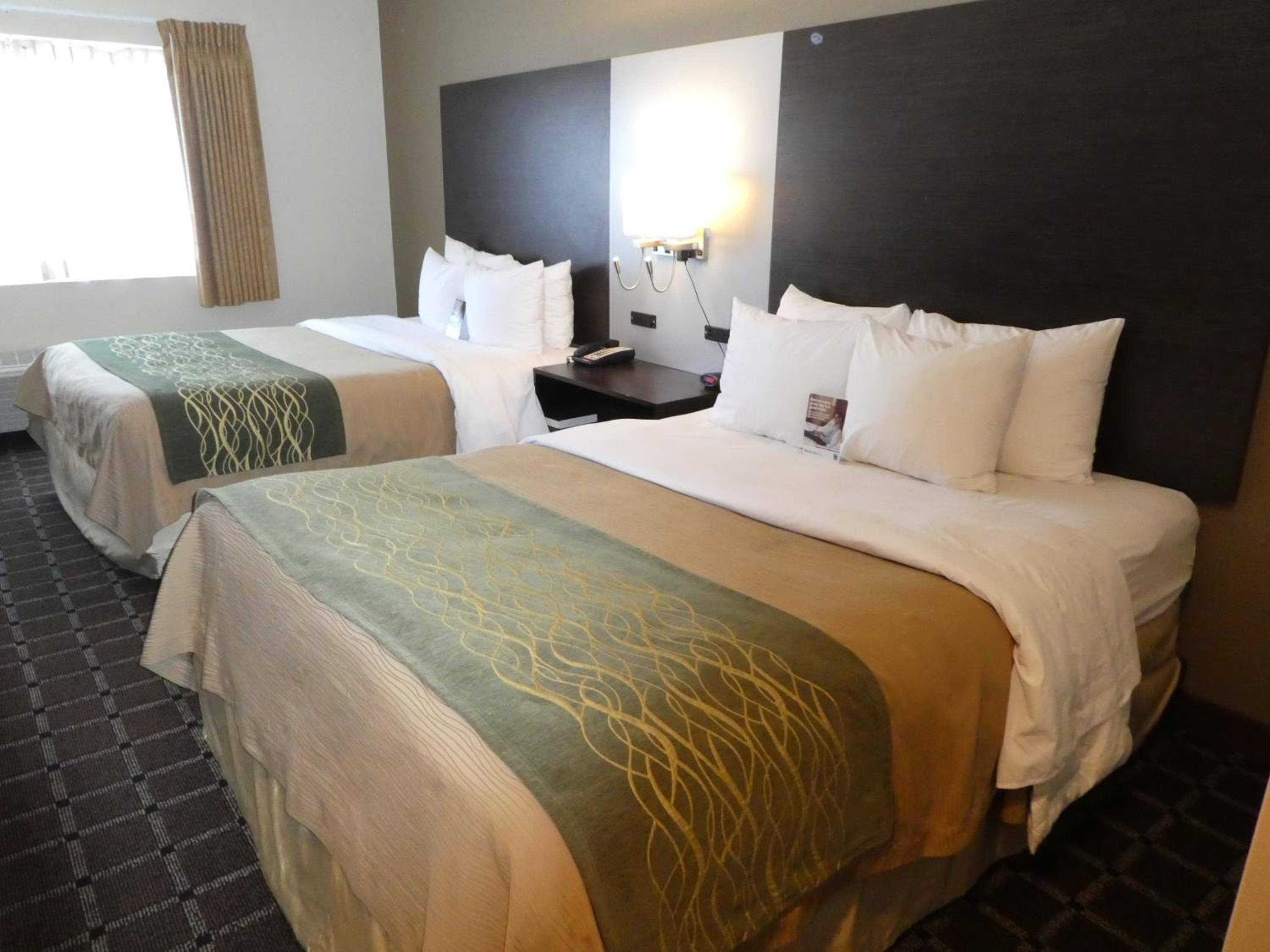 Queen Room with Two Queen Beds - Non-Smoking - Photo 4