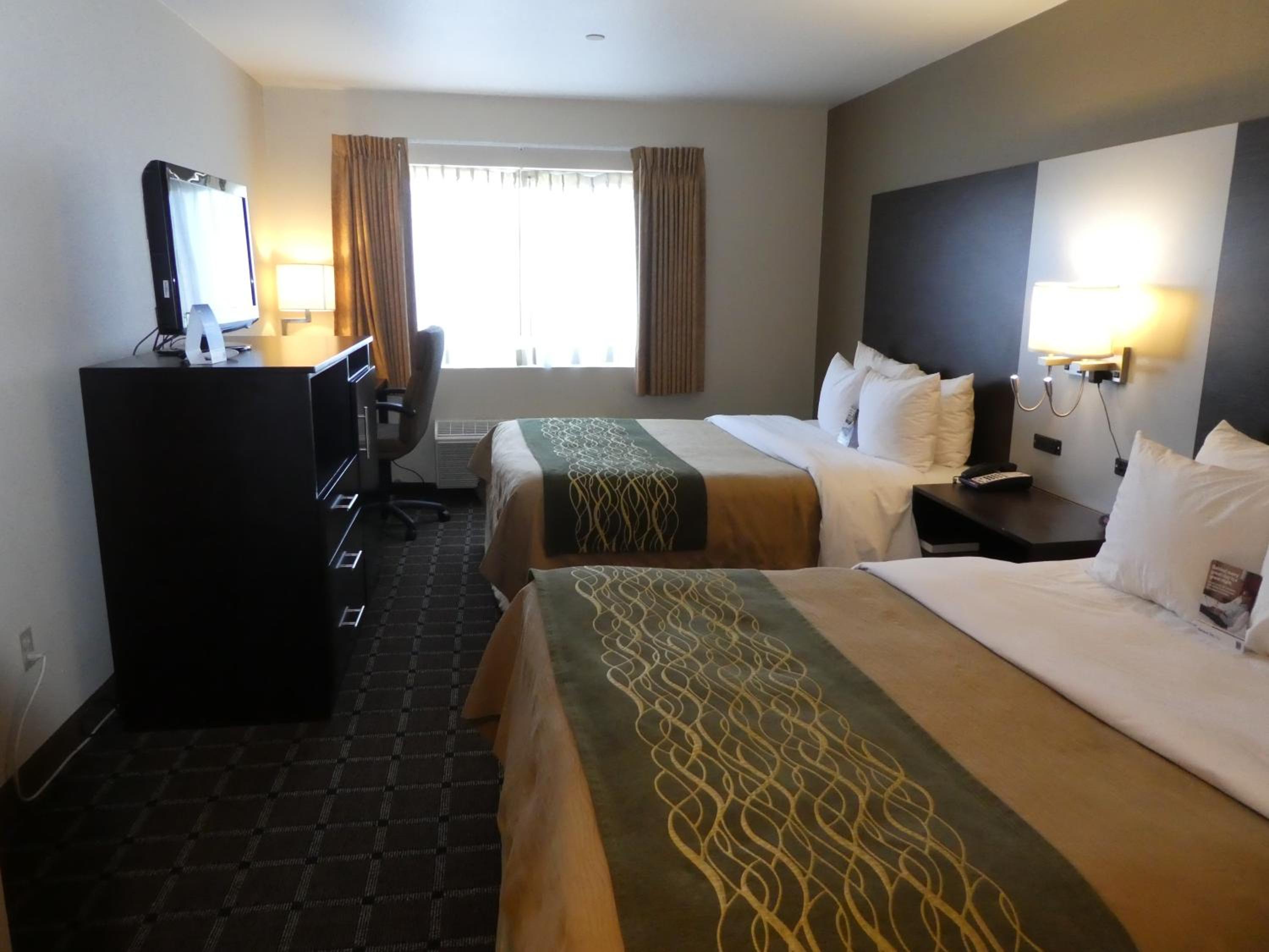 Queen Room with Two Queen Beds - Non-Smoking - Photo 2