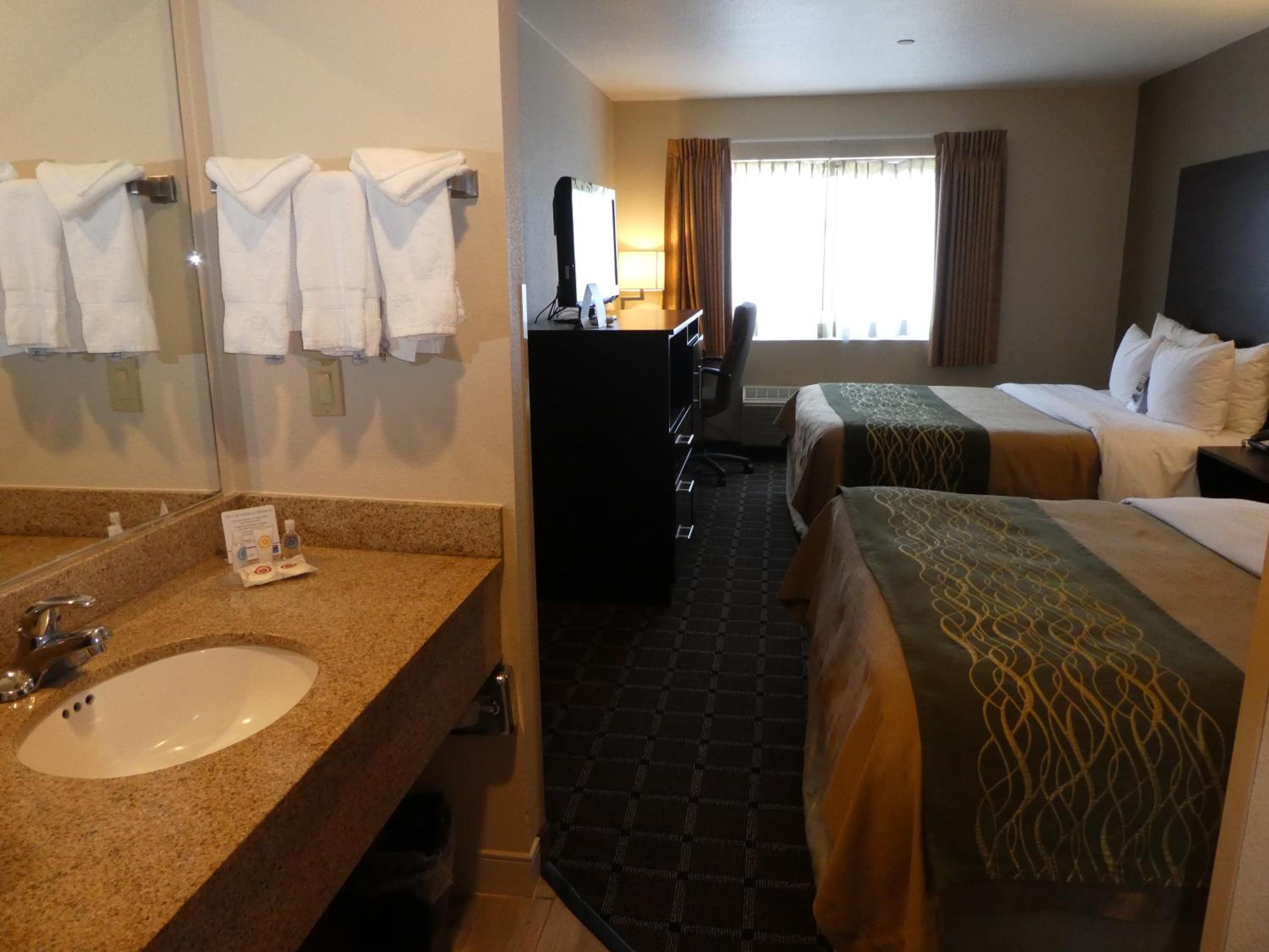 Queen Room with Two Queen Beds - Non-Smoking - Photo 1