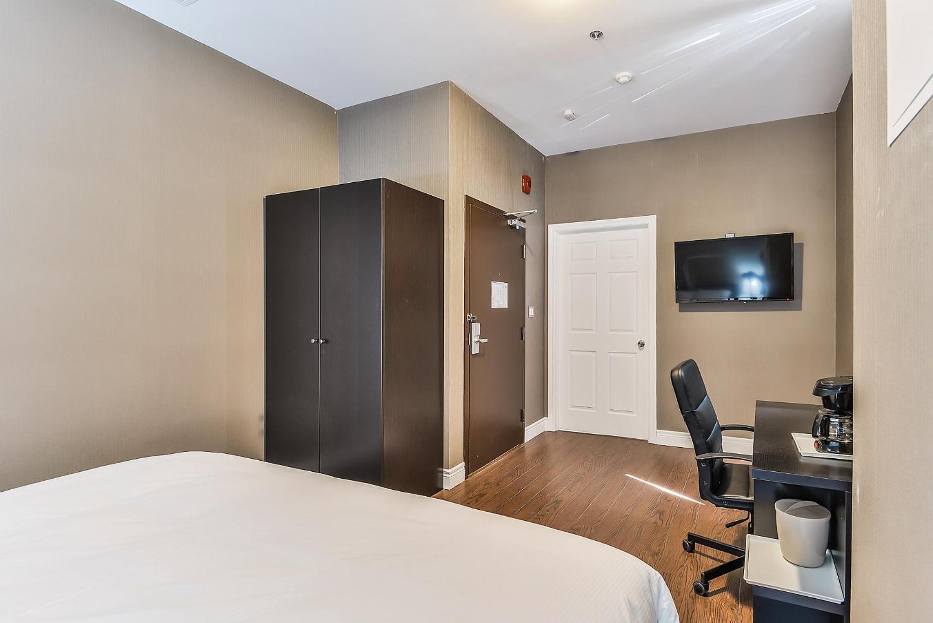 Queen Room photo 1