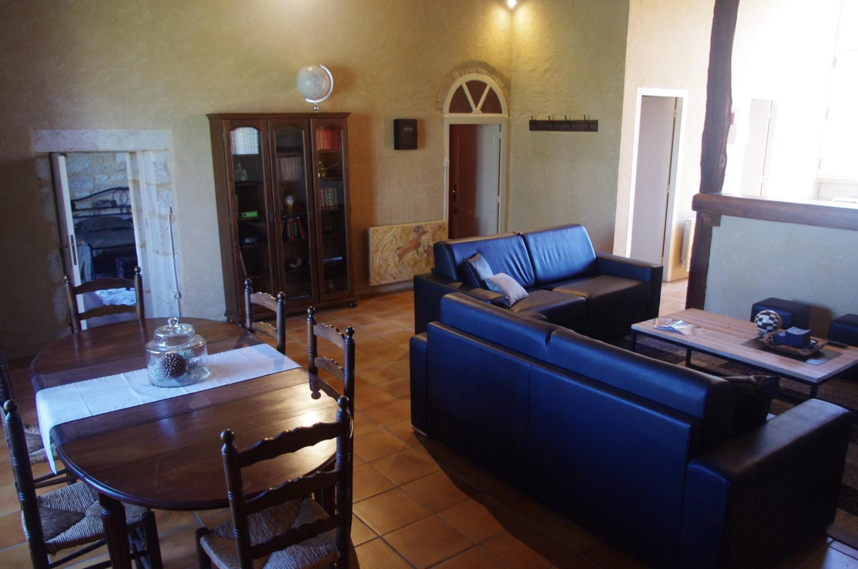One-Bedroom Apartment (6 Adults) photo 3