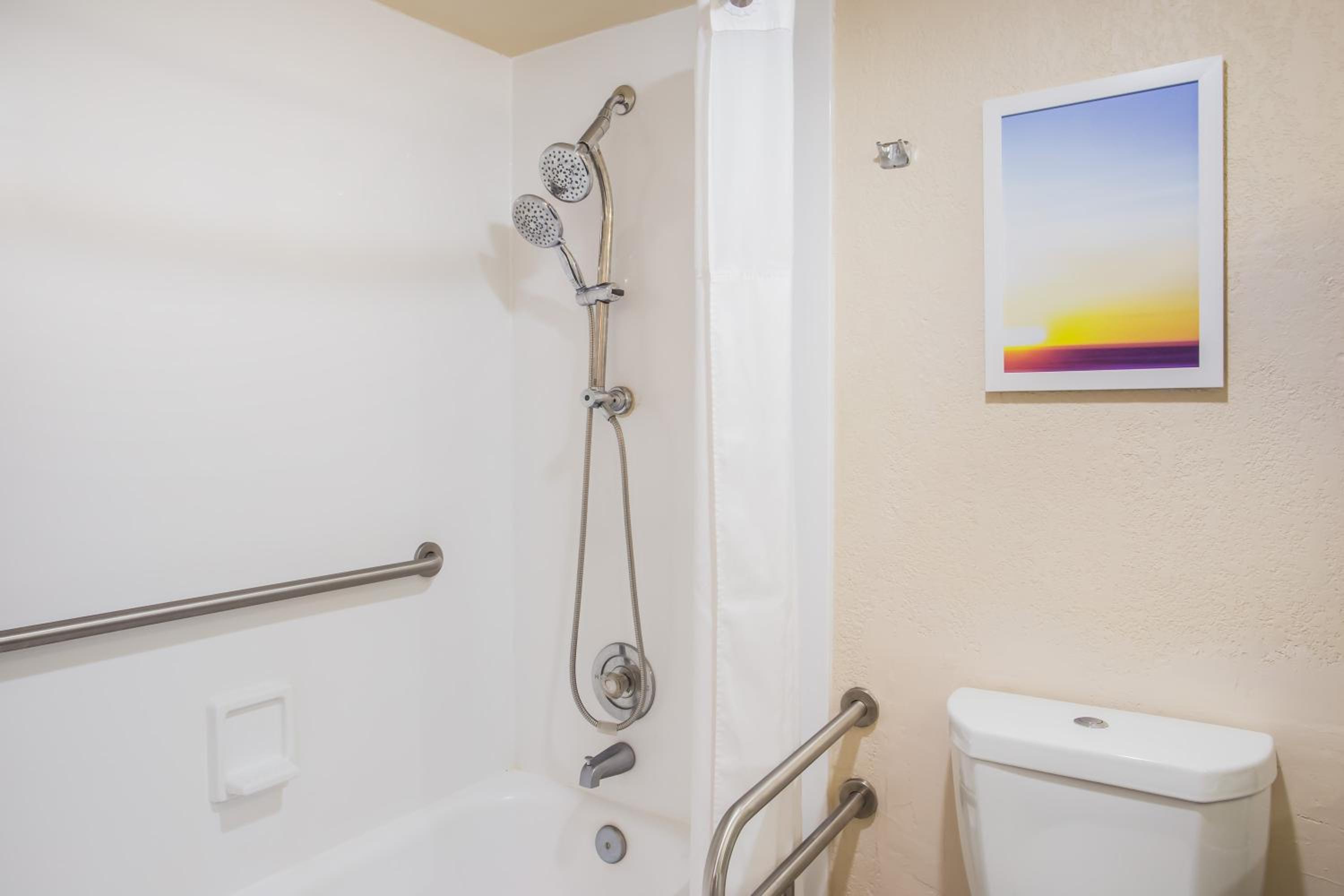 Double Room with Tub - Disability Access / Non Smoking photo 3