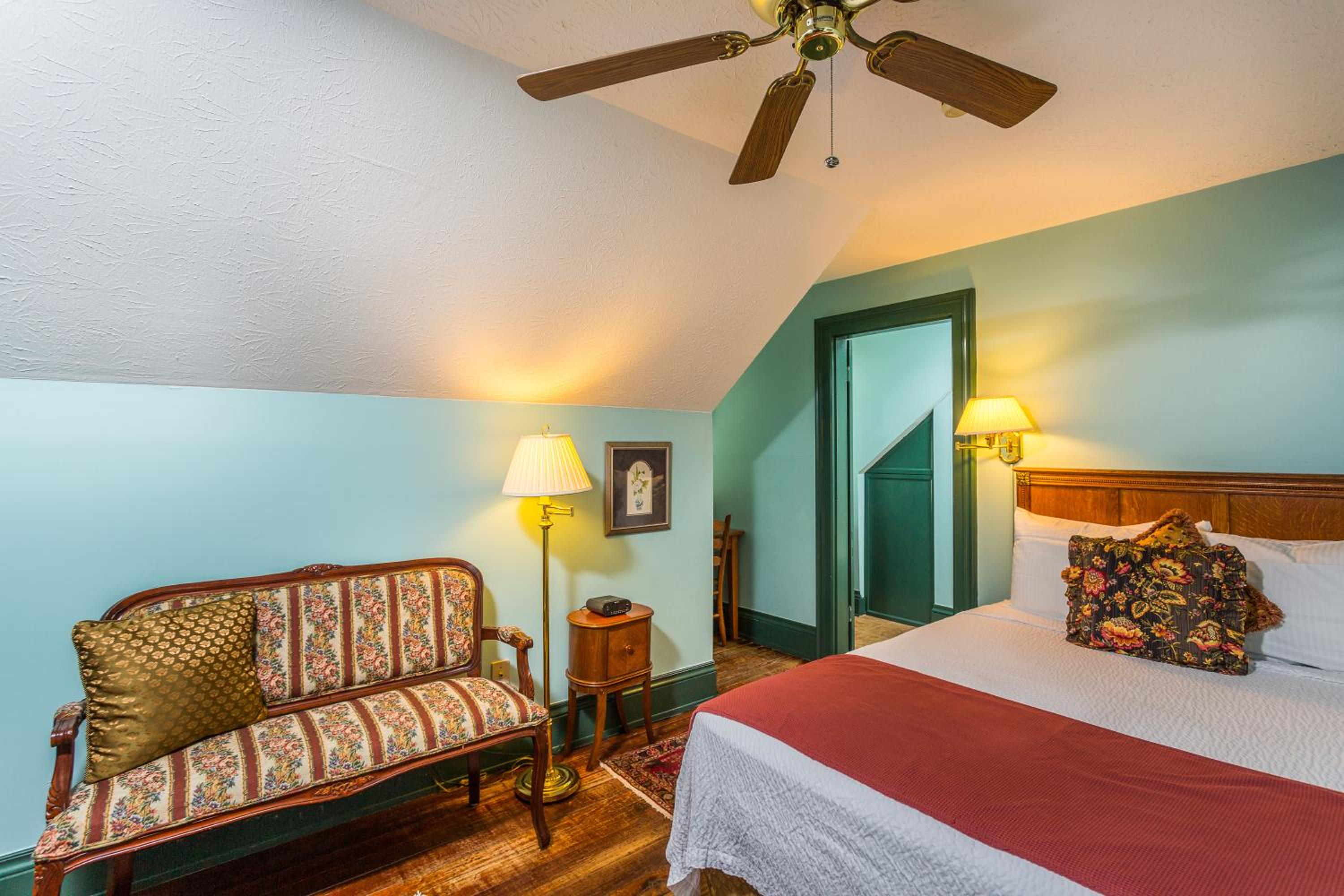 Queen Room - Room 304 photo 1