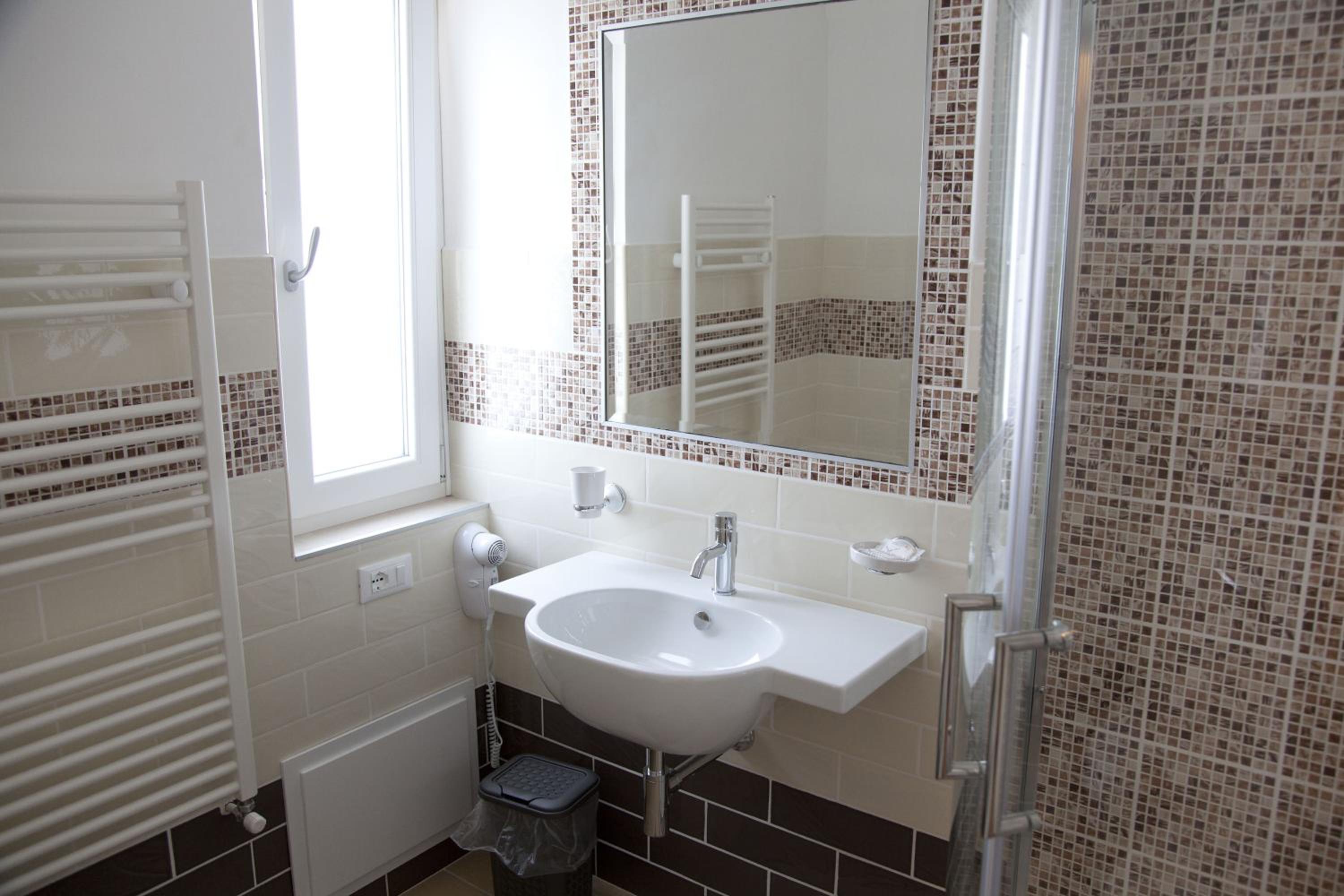 Double Room with Balcony and Sea View - Photo 9