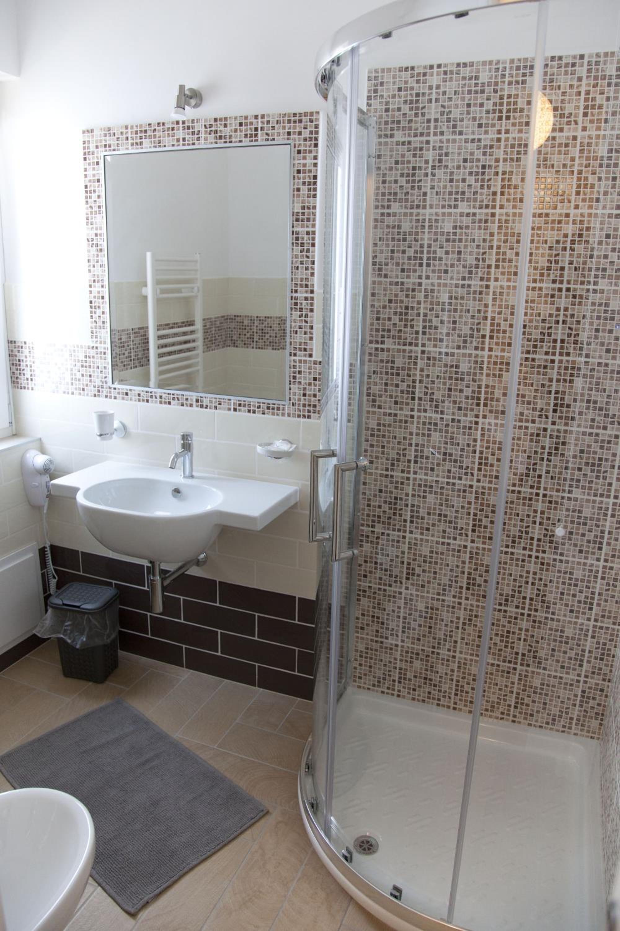 Double Room with Balcony and Sea View - Photo 8