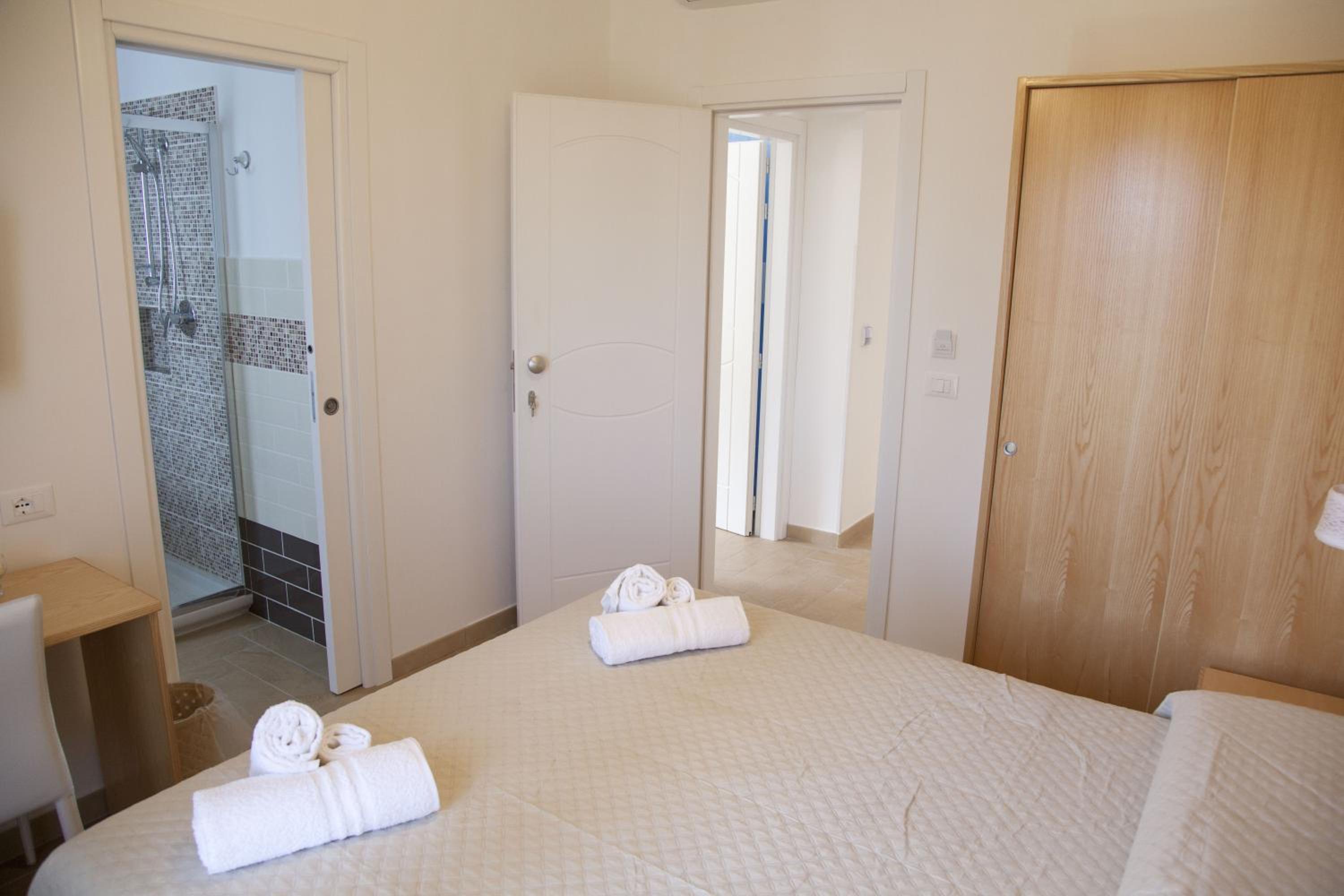 Double Room with Balcony and Sea View - Photo 3
