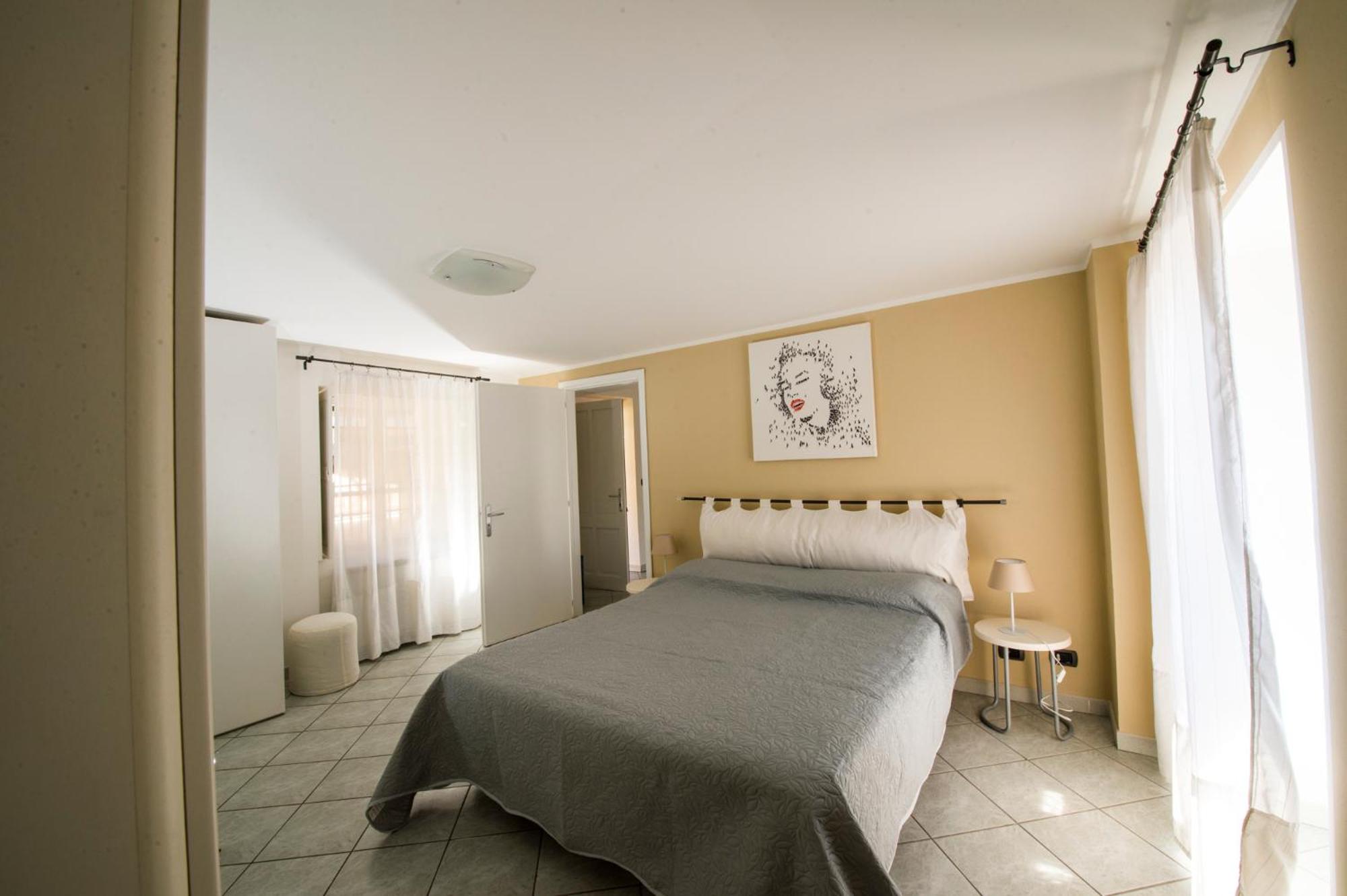 Apartment with Terrace - Photo 4