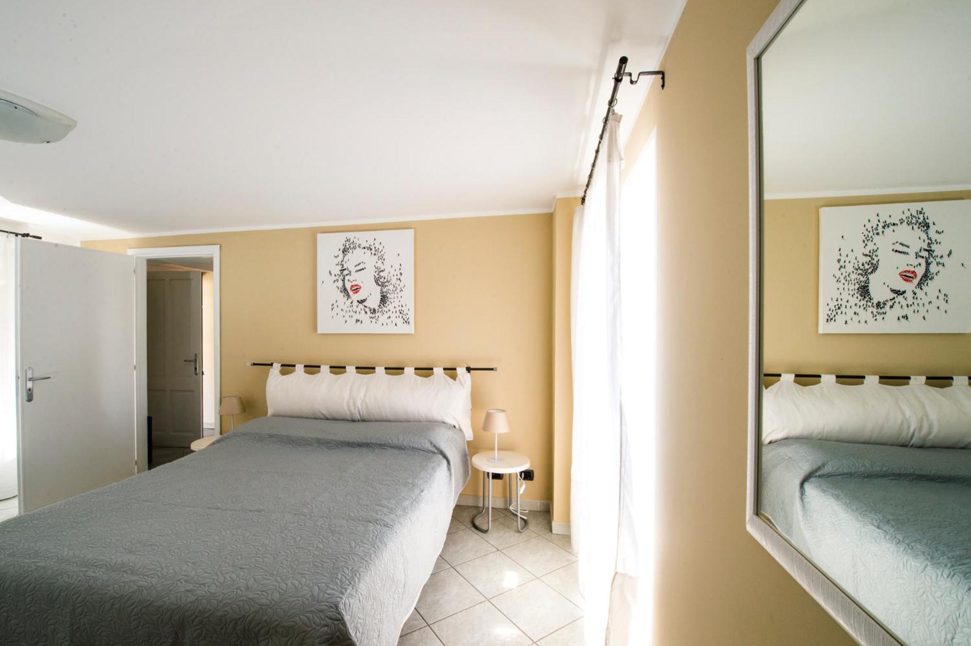 Apartment with Terrace - Photo 9
