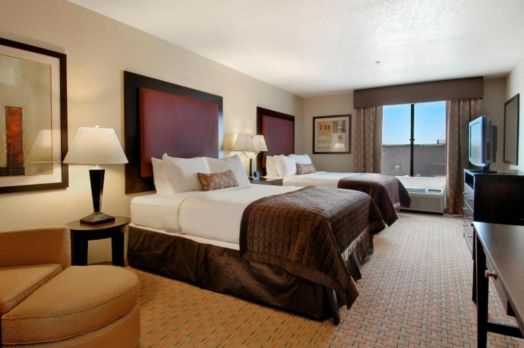 Queen Room with Two Queen Beds - Non-Smoking - Photo 2