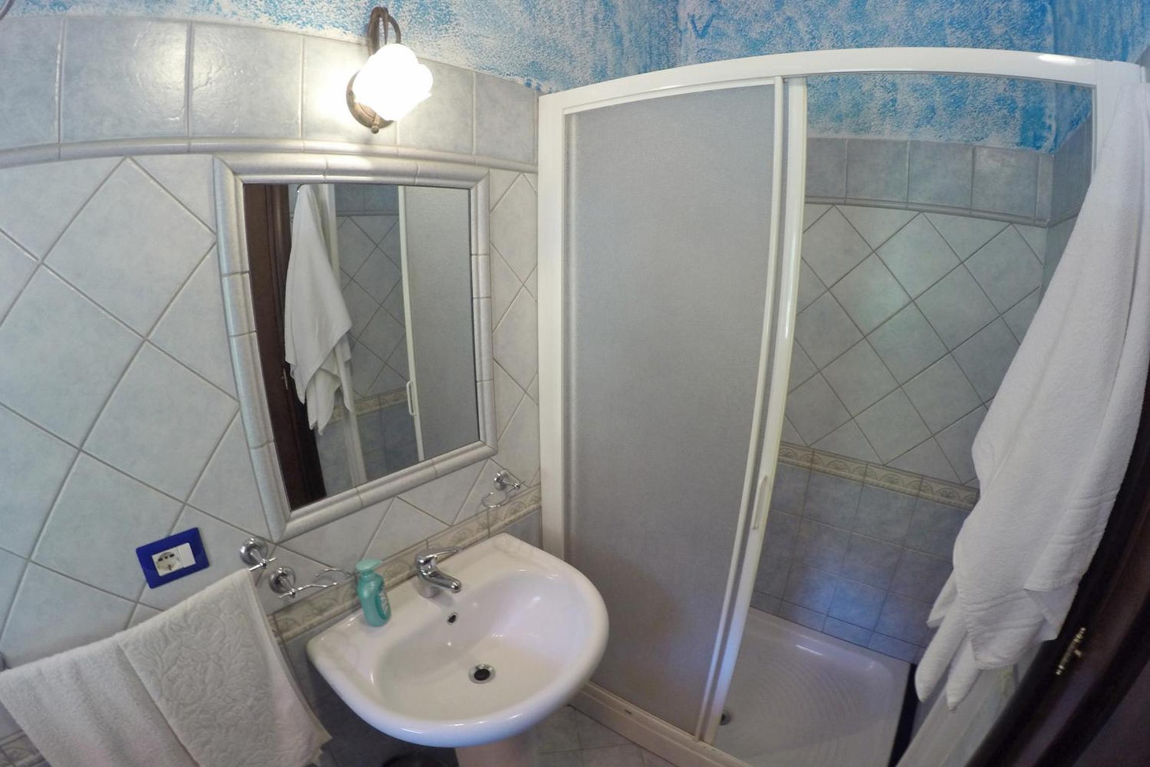 Family Room with Private Bathroom photo 3