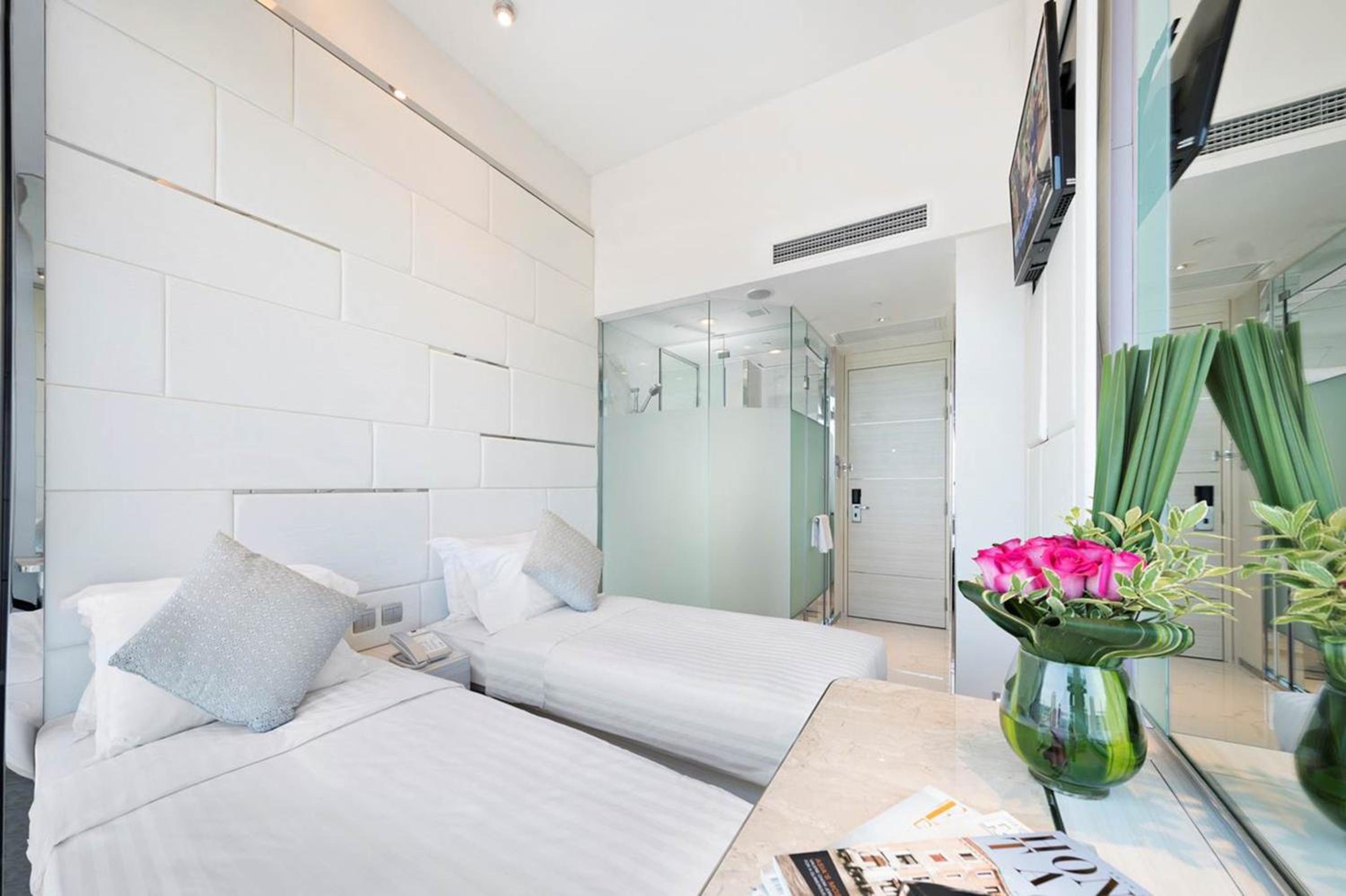 iPlus Premier Twin Room thumbnail 6