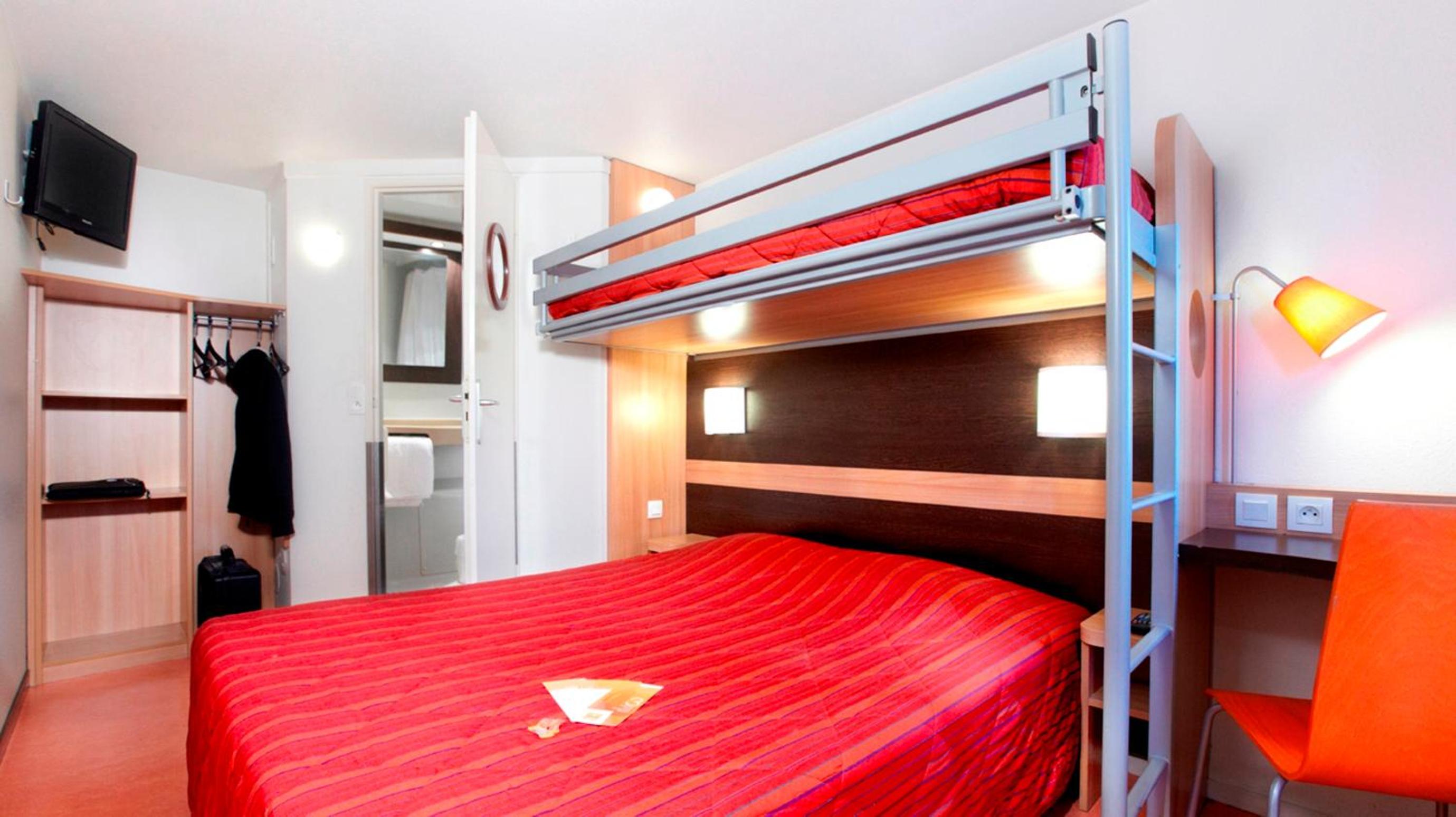 Triple Room (1 Double Bed + 1 Single Bed) - Photo 1
