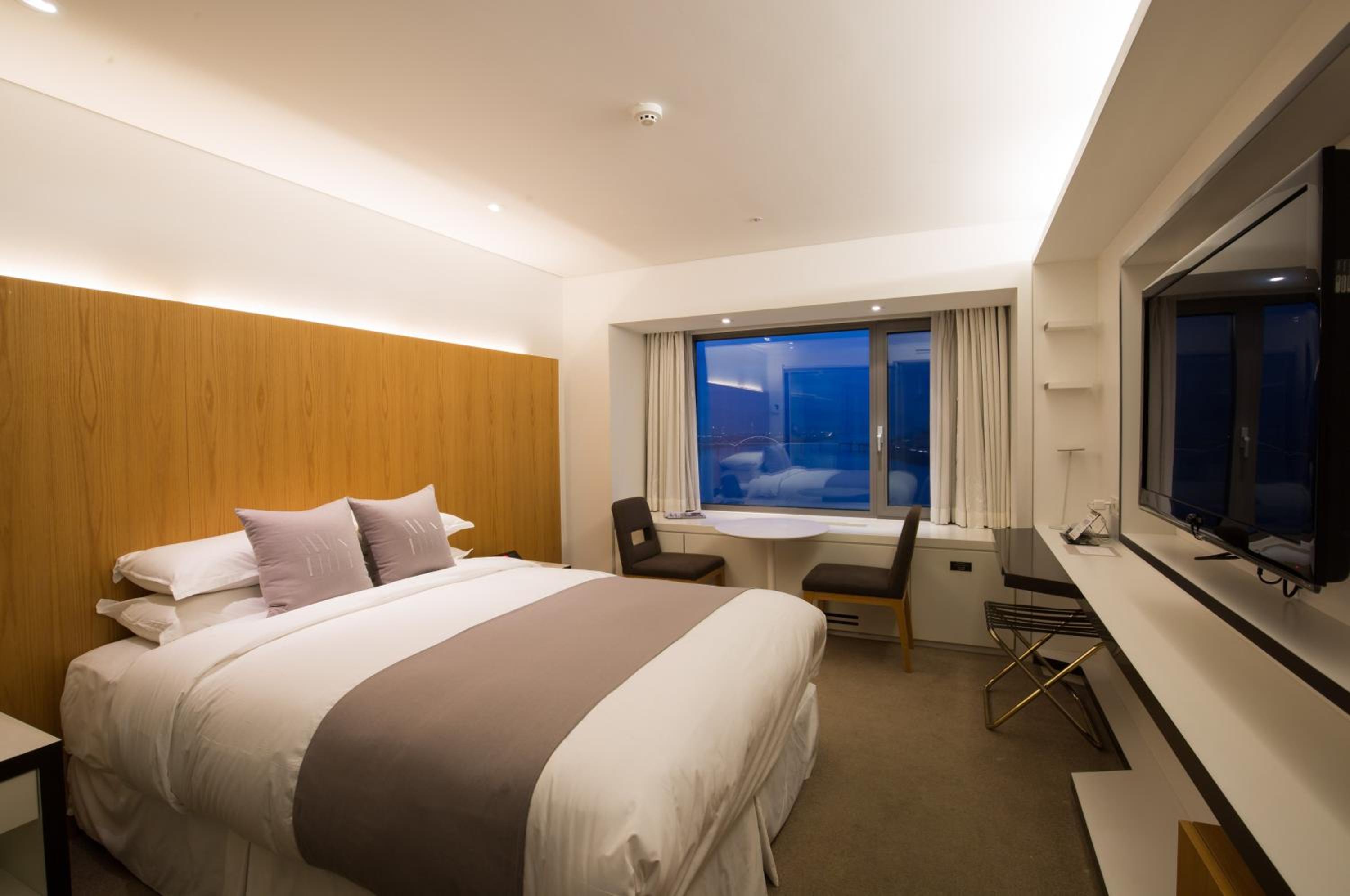 Club Deluxe Room with River View - Lounge Benefit