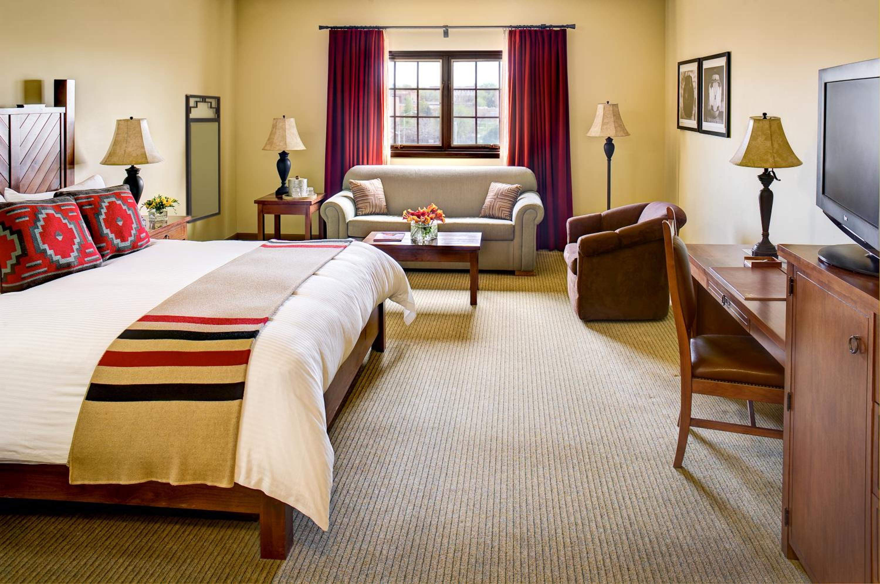 Deluxe King Room - Photo 2