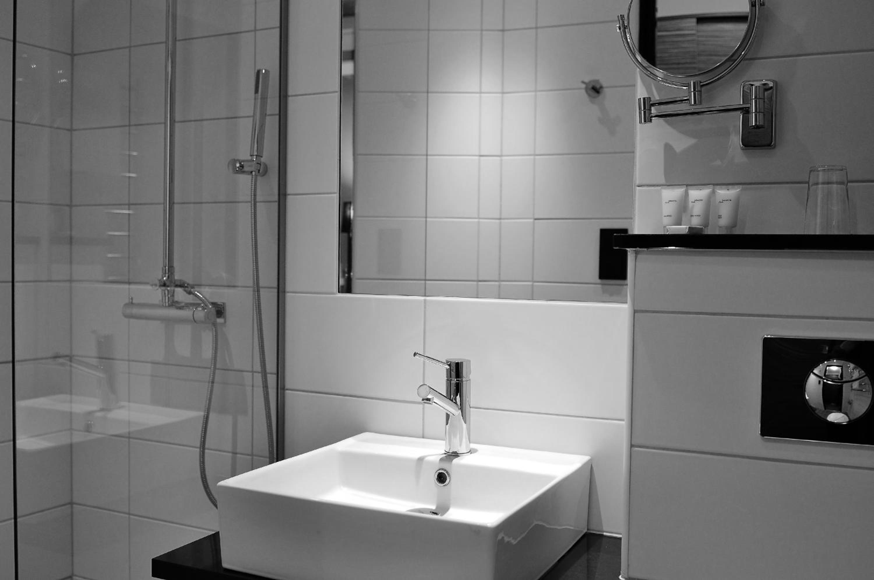Standard Double Room - Photo 9