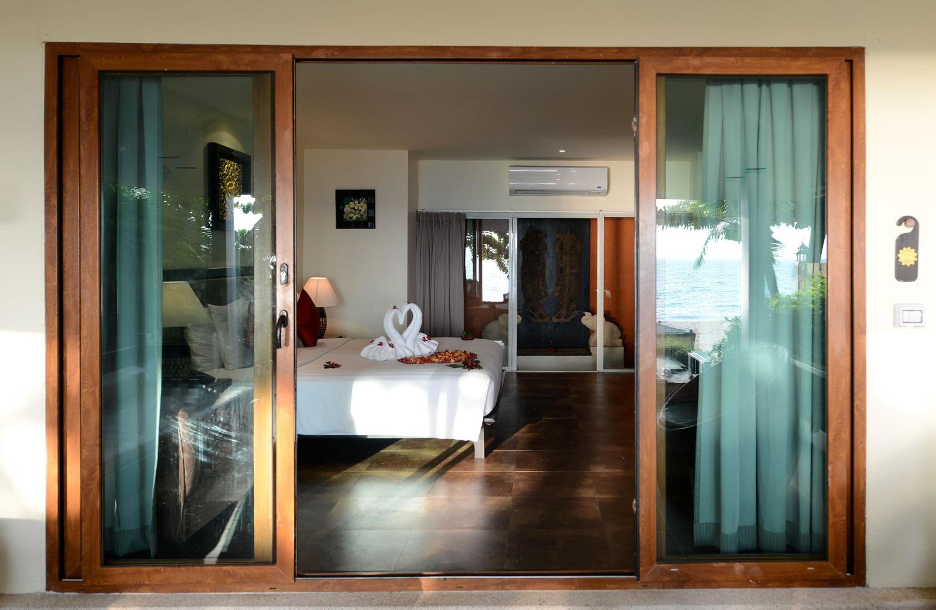 Villa with Private Pool - Beach Front - Photo 11