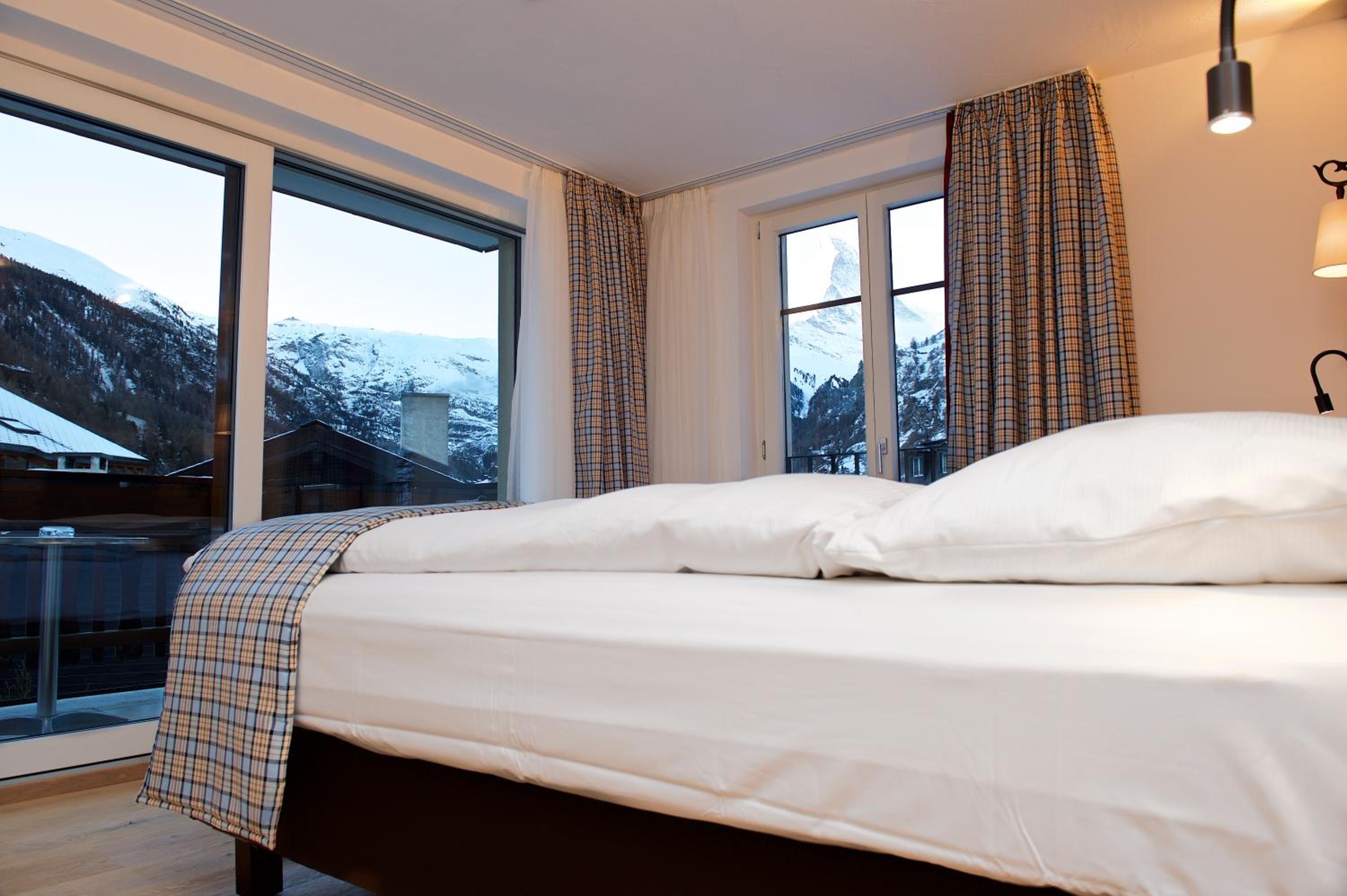 Panorama Double Room with Balcony and Matterhorn View - Photo 1