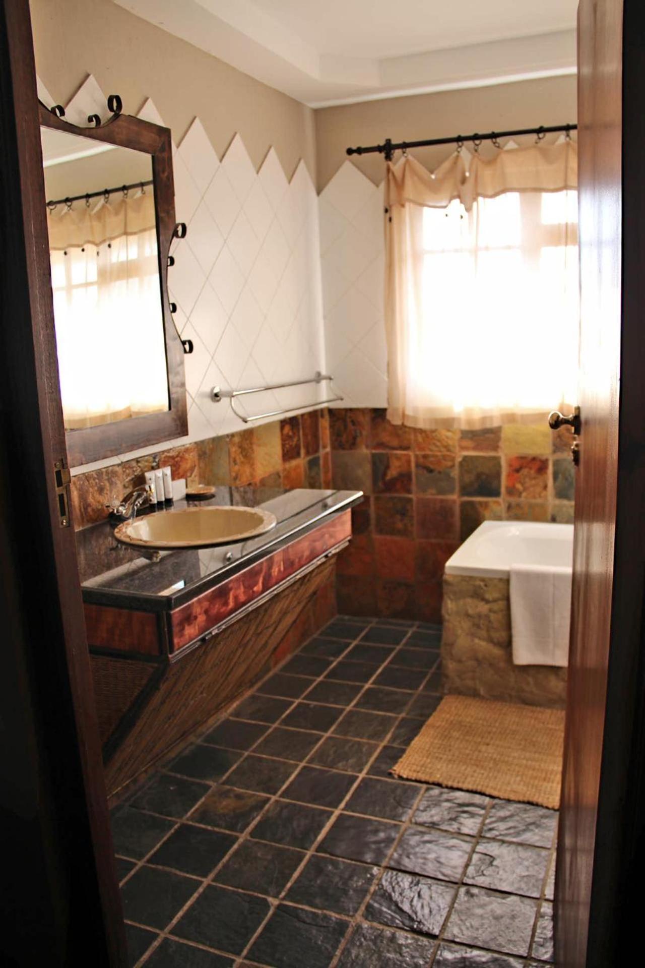 Family Room with Private Bathroom photo 2