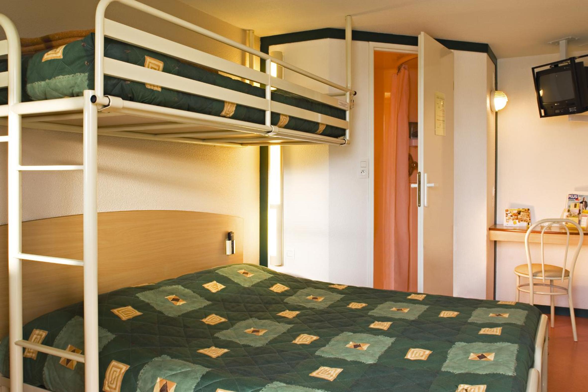 Triple Room (1 Double Bed + 1 Single Bed) - Photo 1