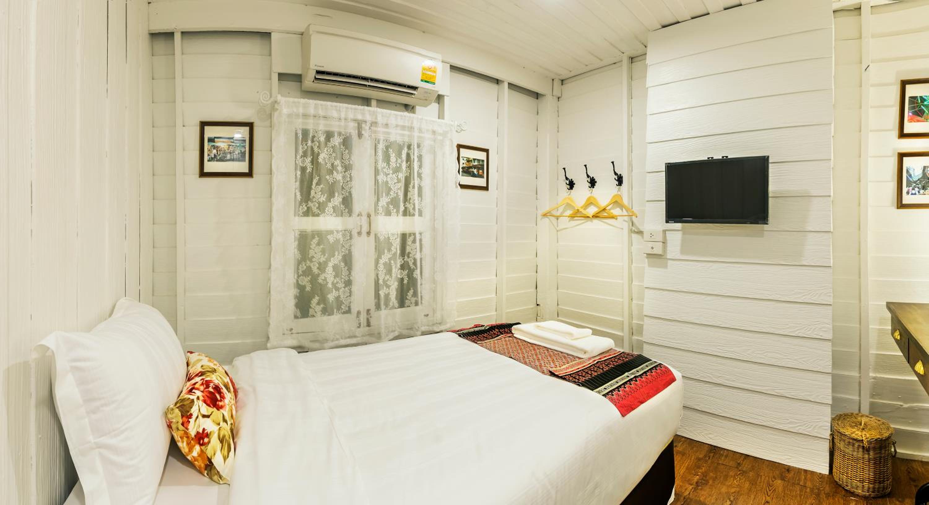 Single Room with Shared Bathroom photo 3