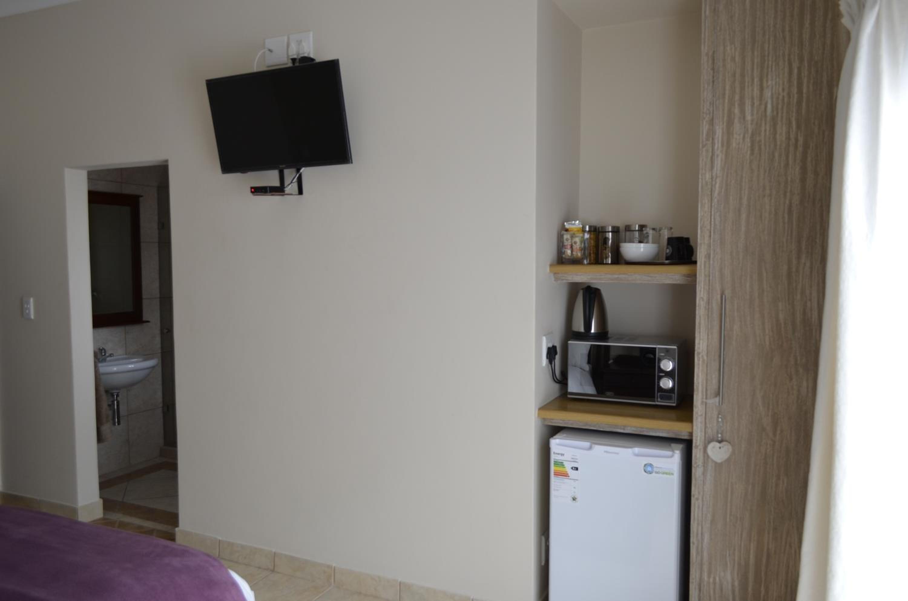 Deluxe Double Room with Shower - Photo 6