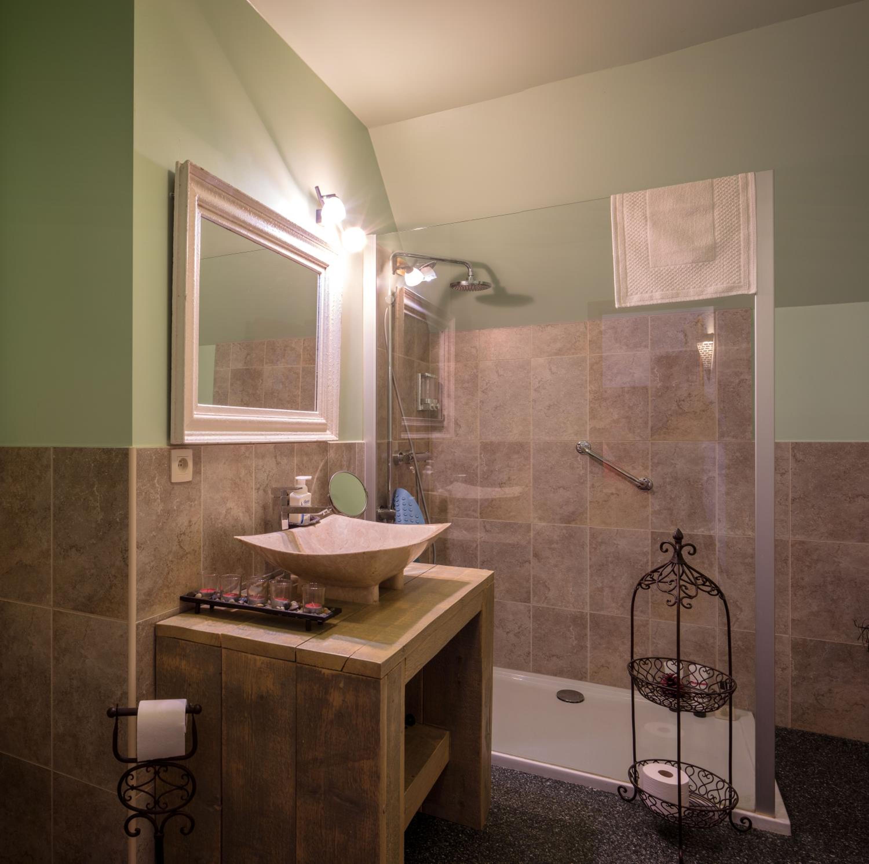 Deluxe Double Room with Shower - Photo 3