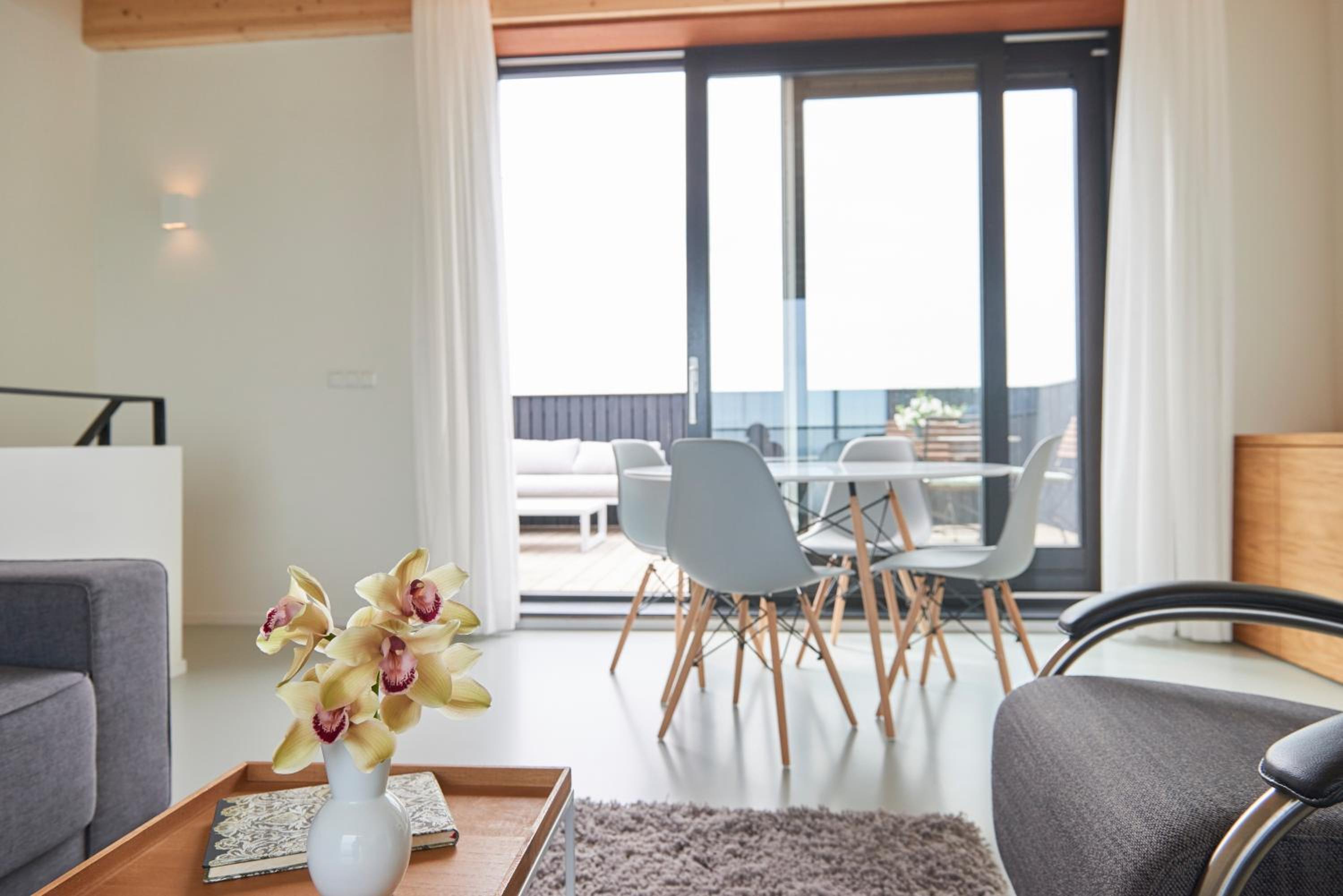 Apartment with Lake View