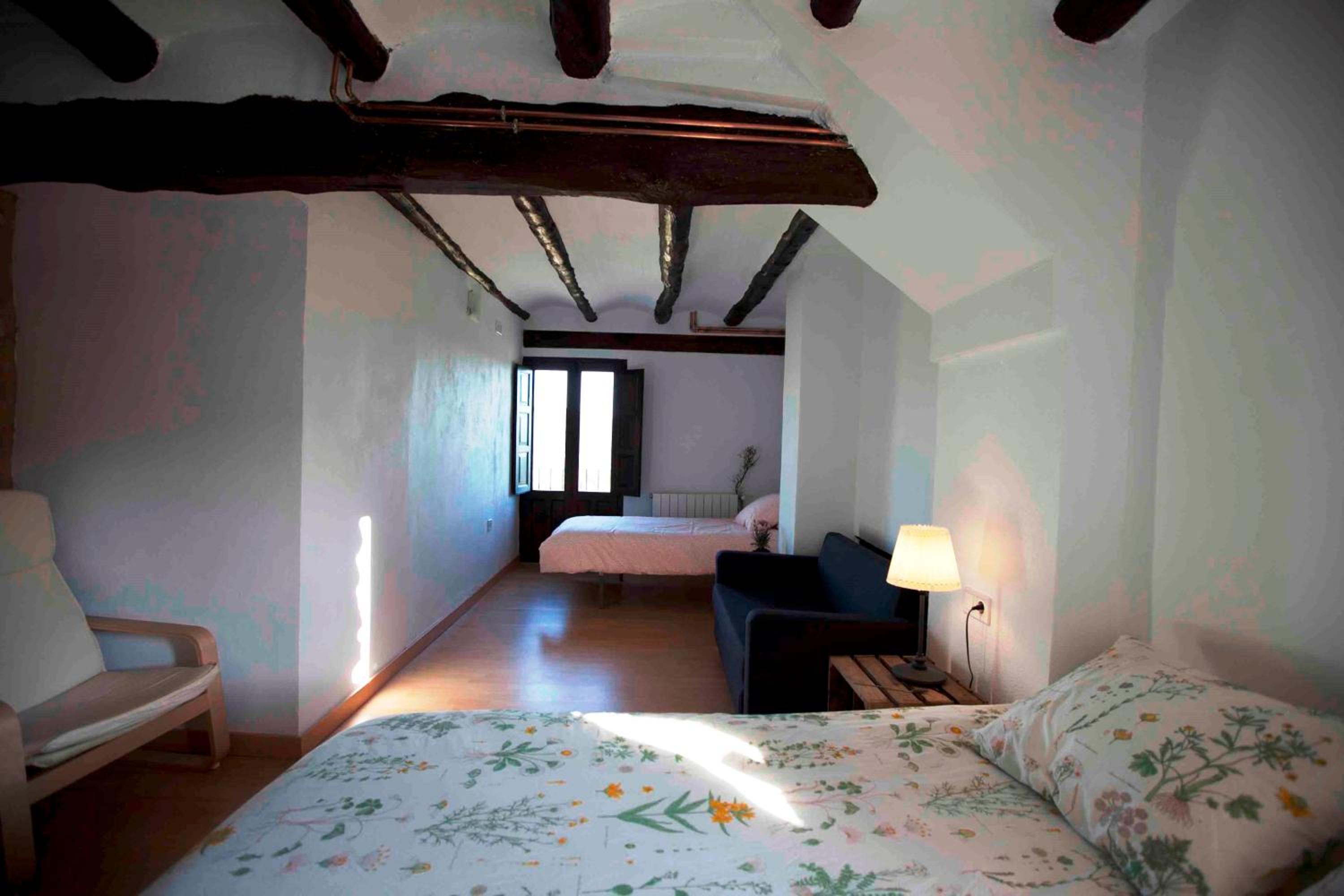 Eight-Bedroom House photo 2