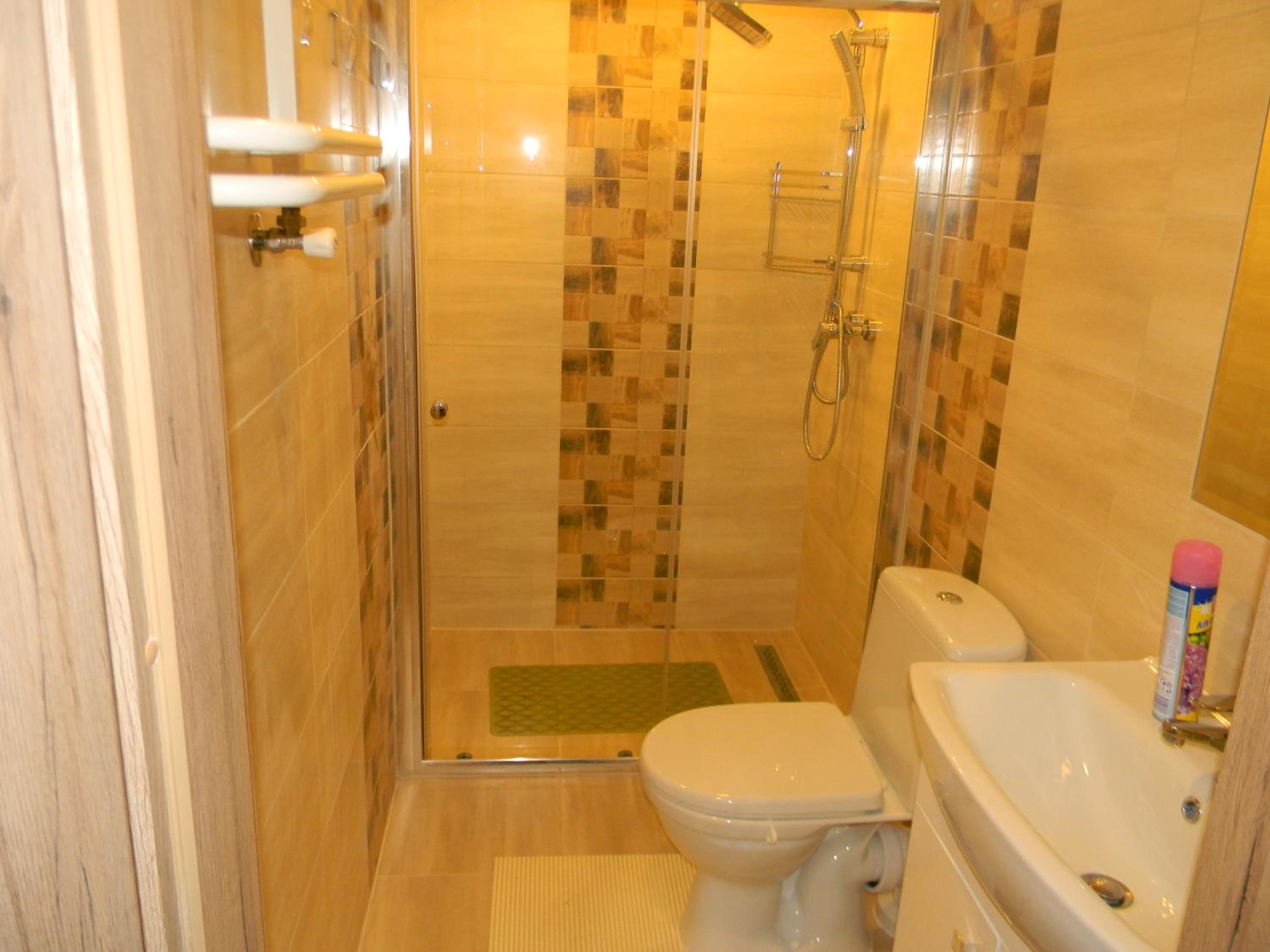 Family Room with Private External Bathroom - Photo 8