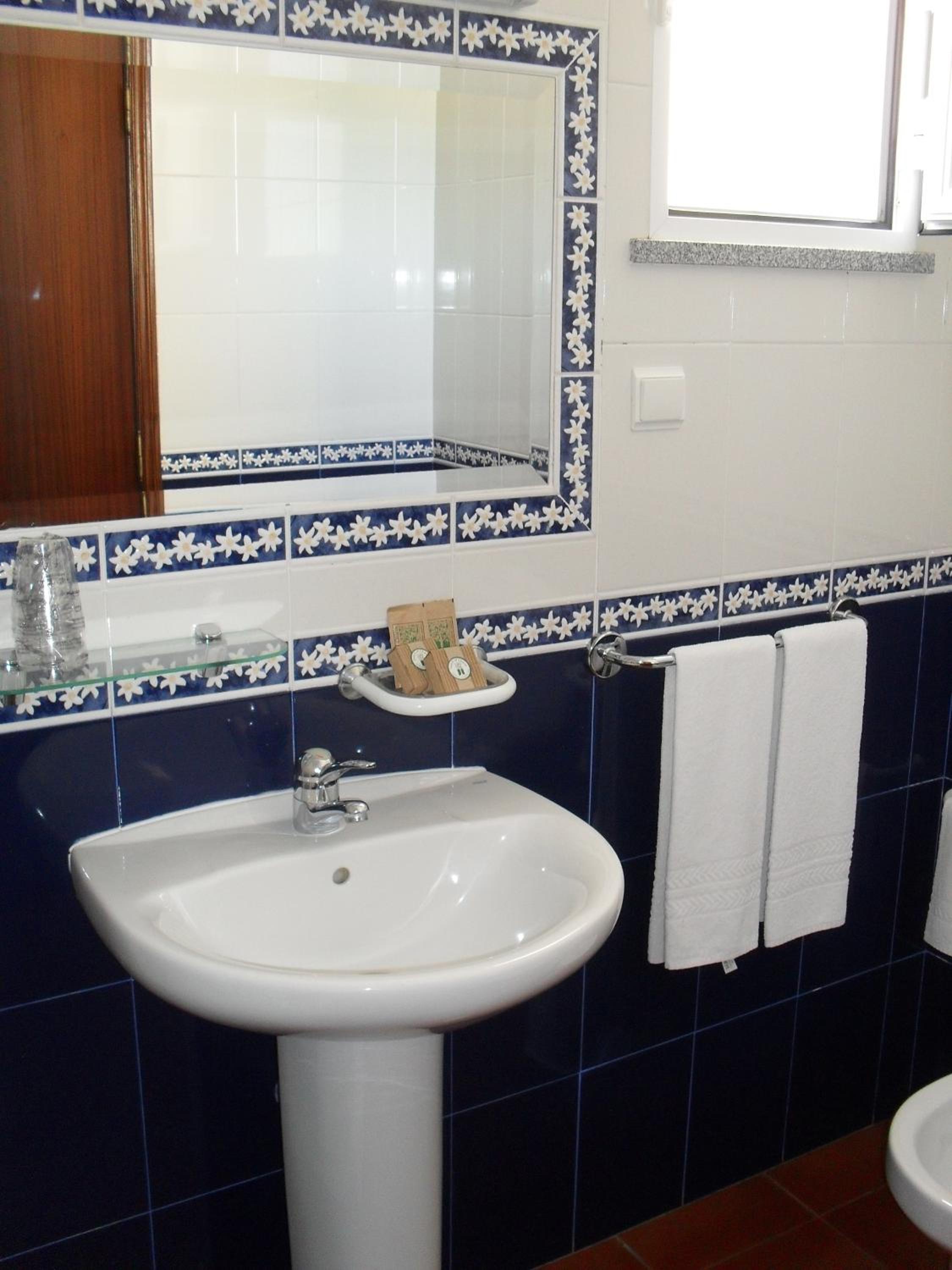 Double Room with Balcony - Photo 10