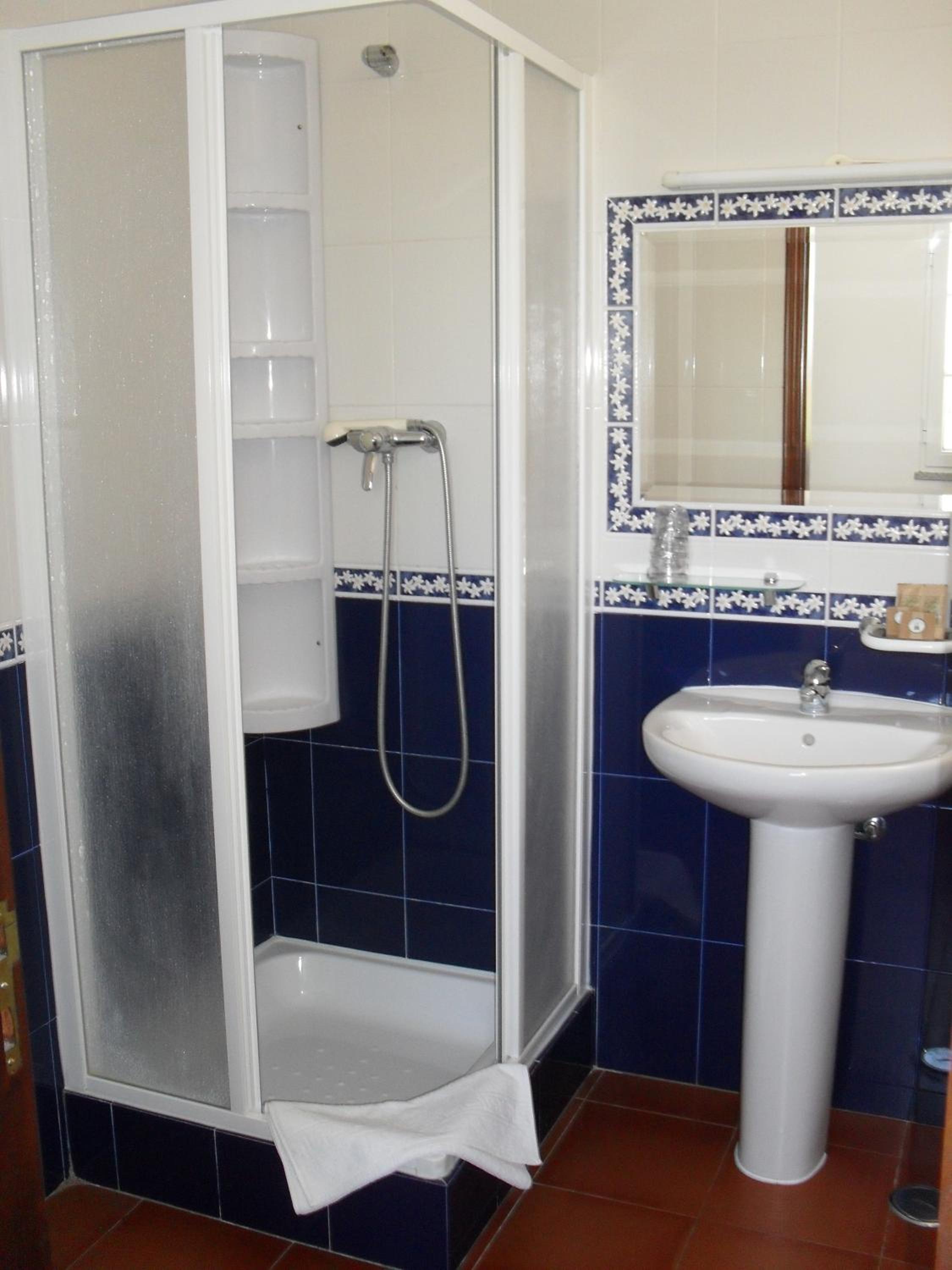 Double Room with Balcony - Photo 11