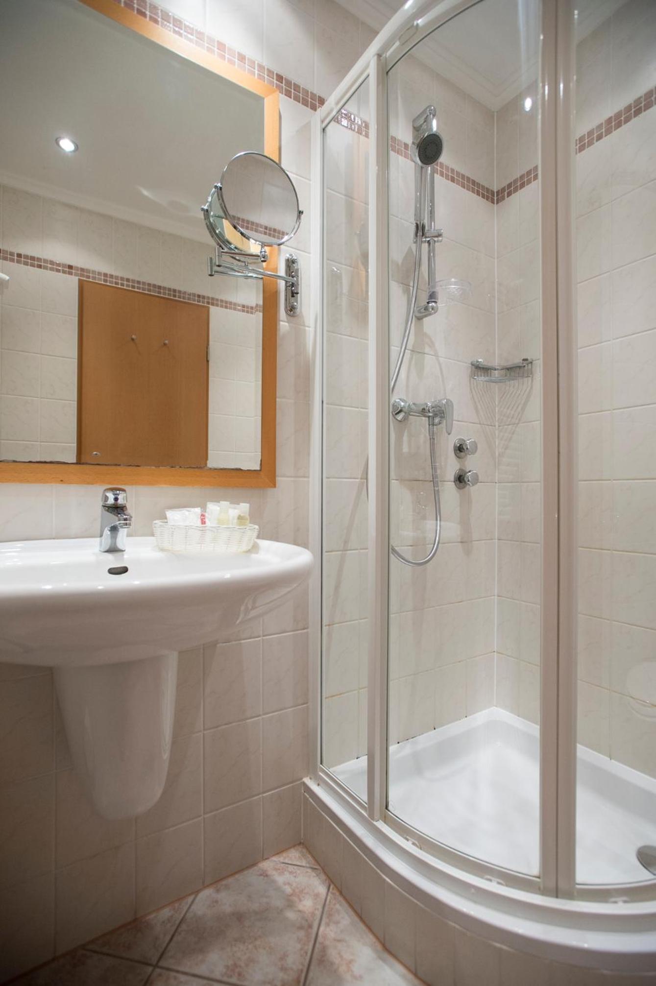 Large Double or Twin Room - Photo 7