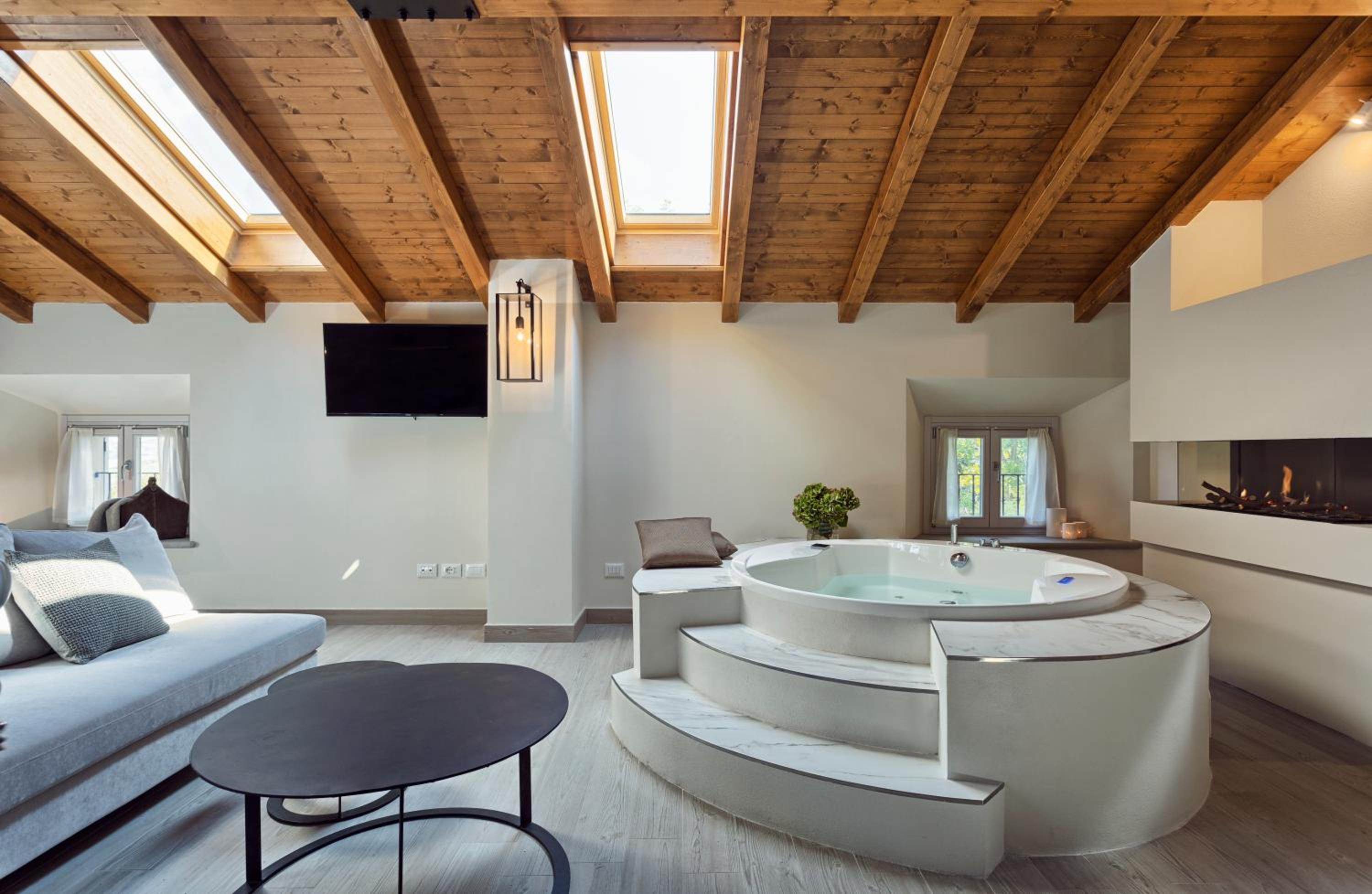 Deluxe Suite with Spa Bath - Photo 3