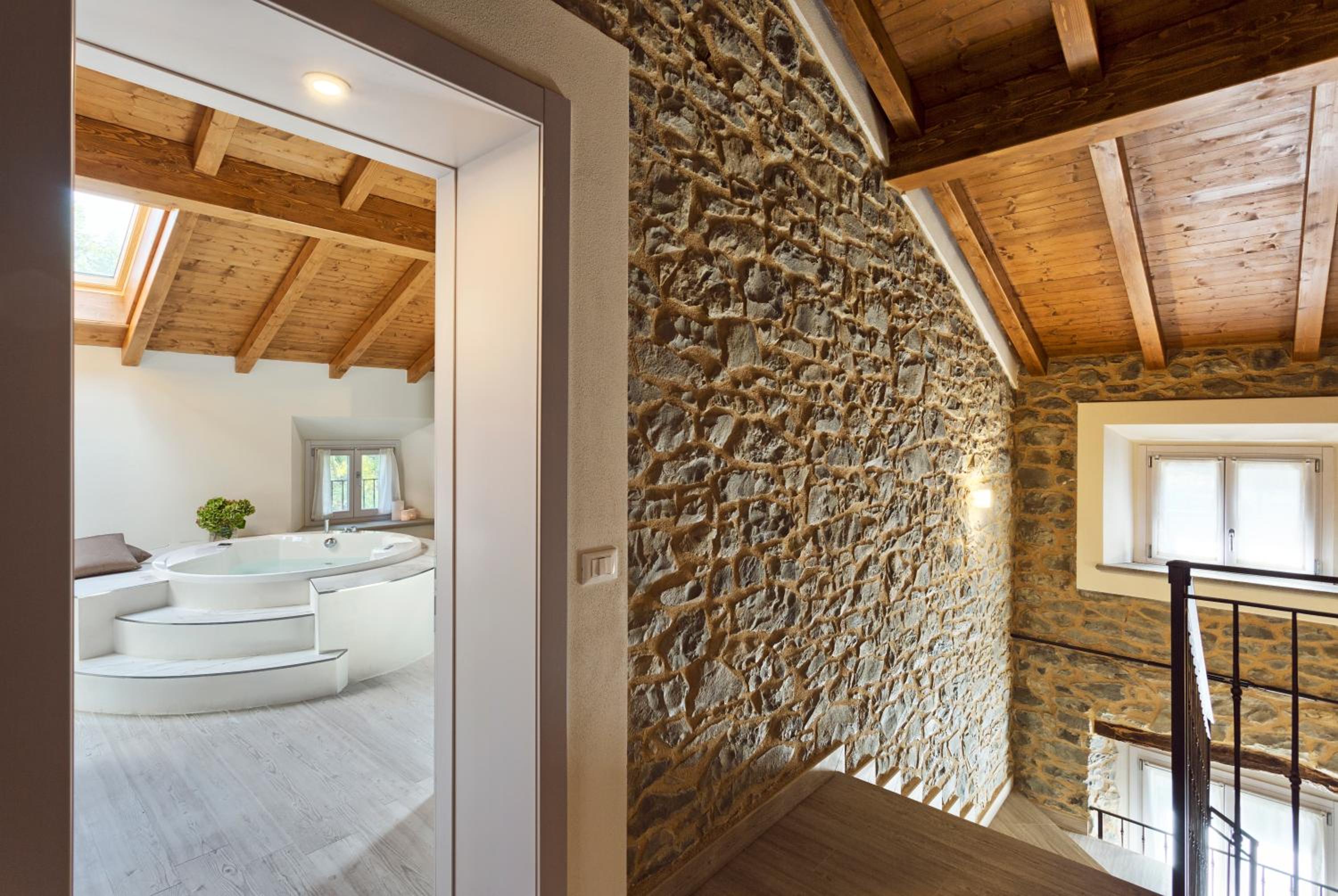 Deluxe Suite with Spa Bath - Photo 2