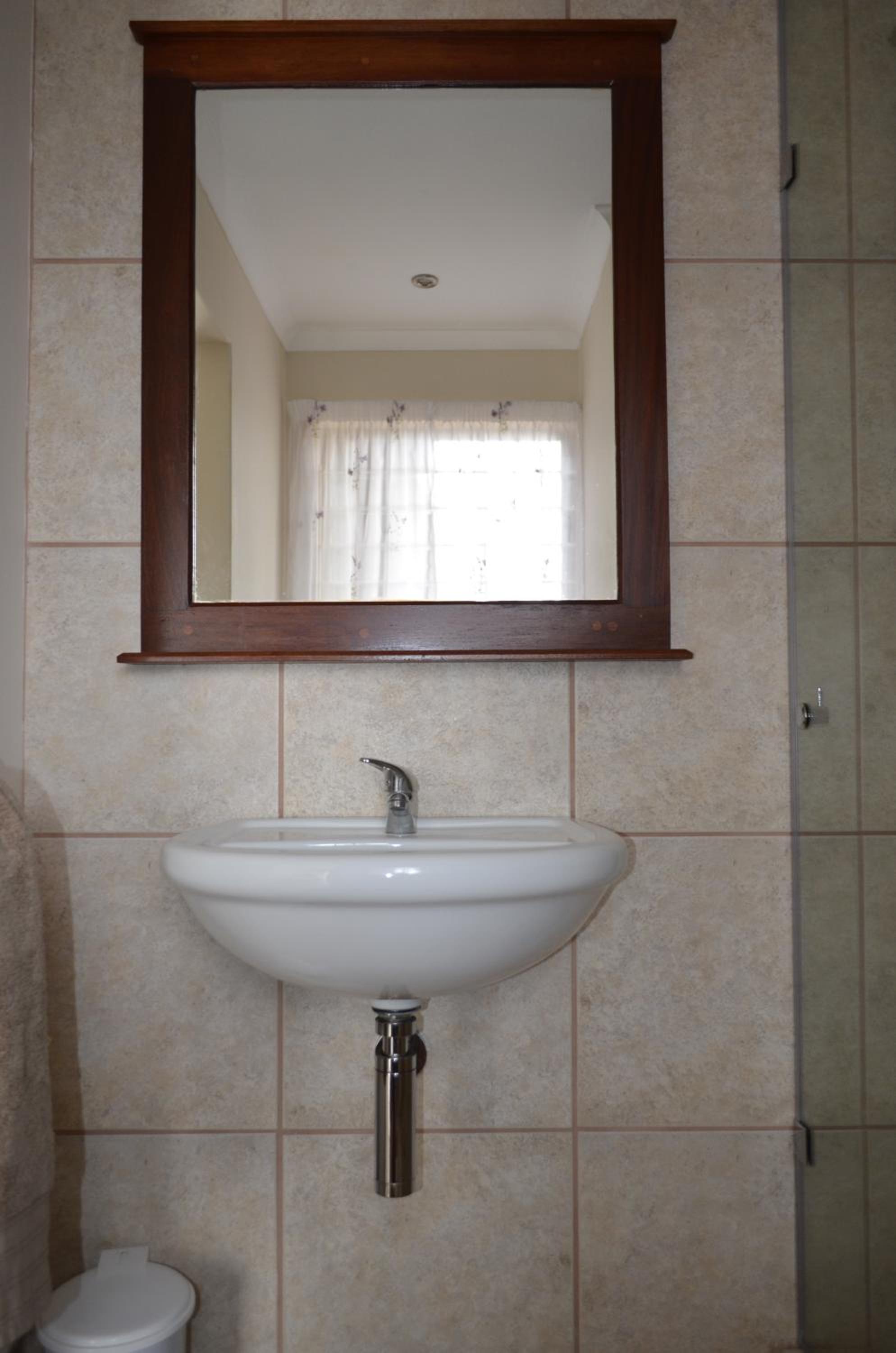 Deluxe Double Room with Shower - Photo 4
