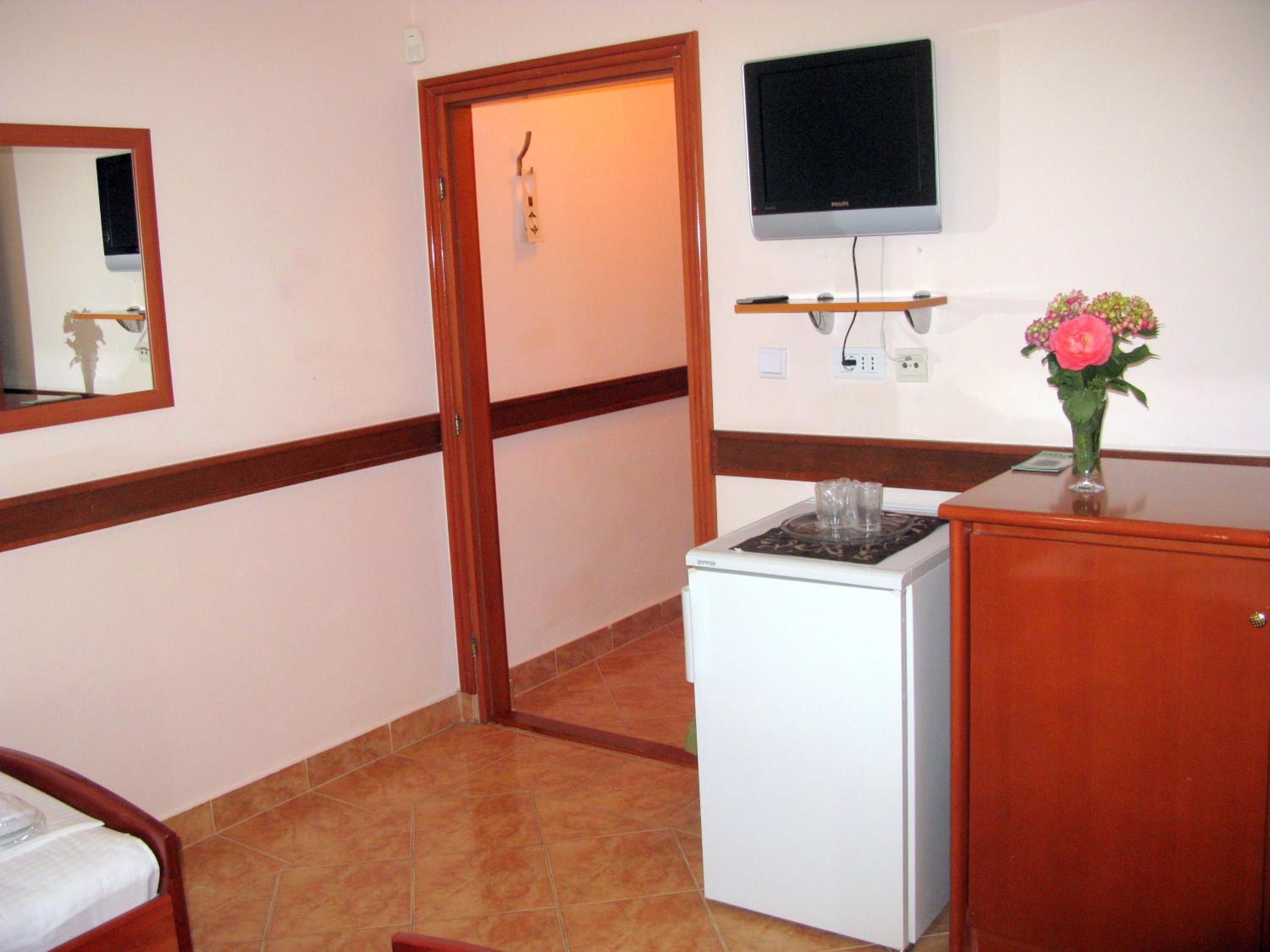 Twin Room with Balcony and City View - Photo 2