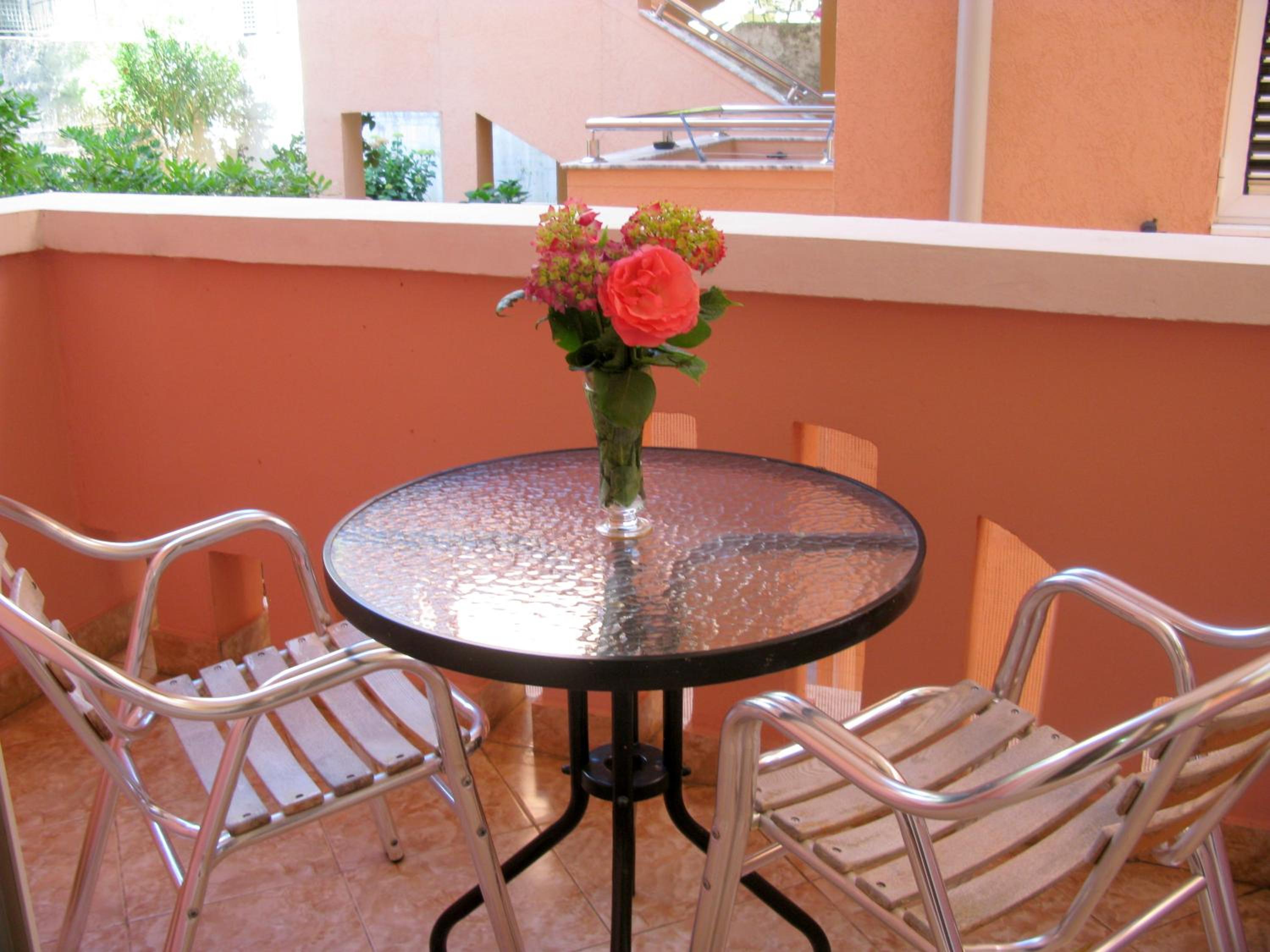 Twin Room with Balcony and City View - Photo 3